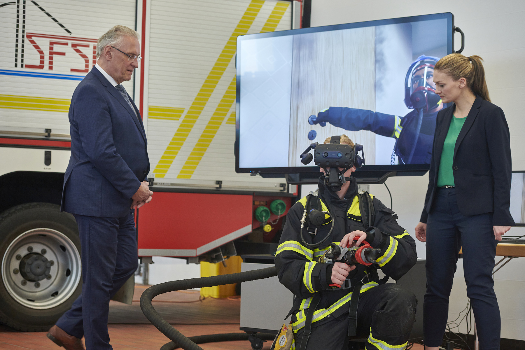 Innenminister Joachim Herrmann und Digitalministerin Judith Gerlach stellen eine virtuelle Trainingsanlage zur Bekämpfung von Bränden im Innenbereich vor Bildnachweis: Rainer Wengel 