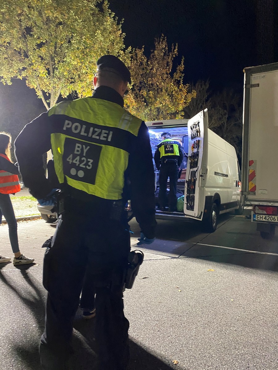 Bereitschaftspolizei kontrolliert Transporter Foto: Polizeipräsidium Oberpfalz / fb
