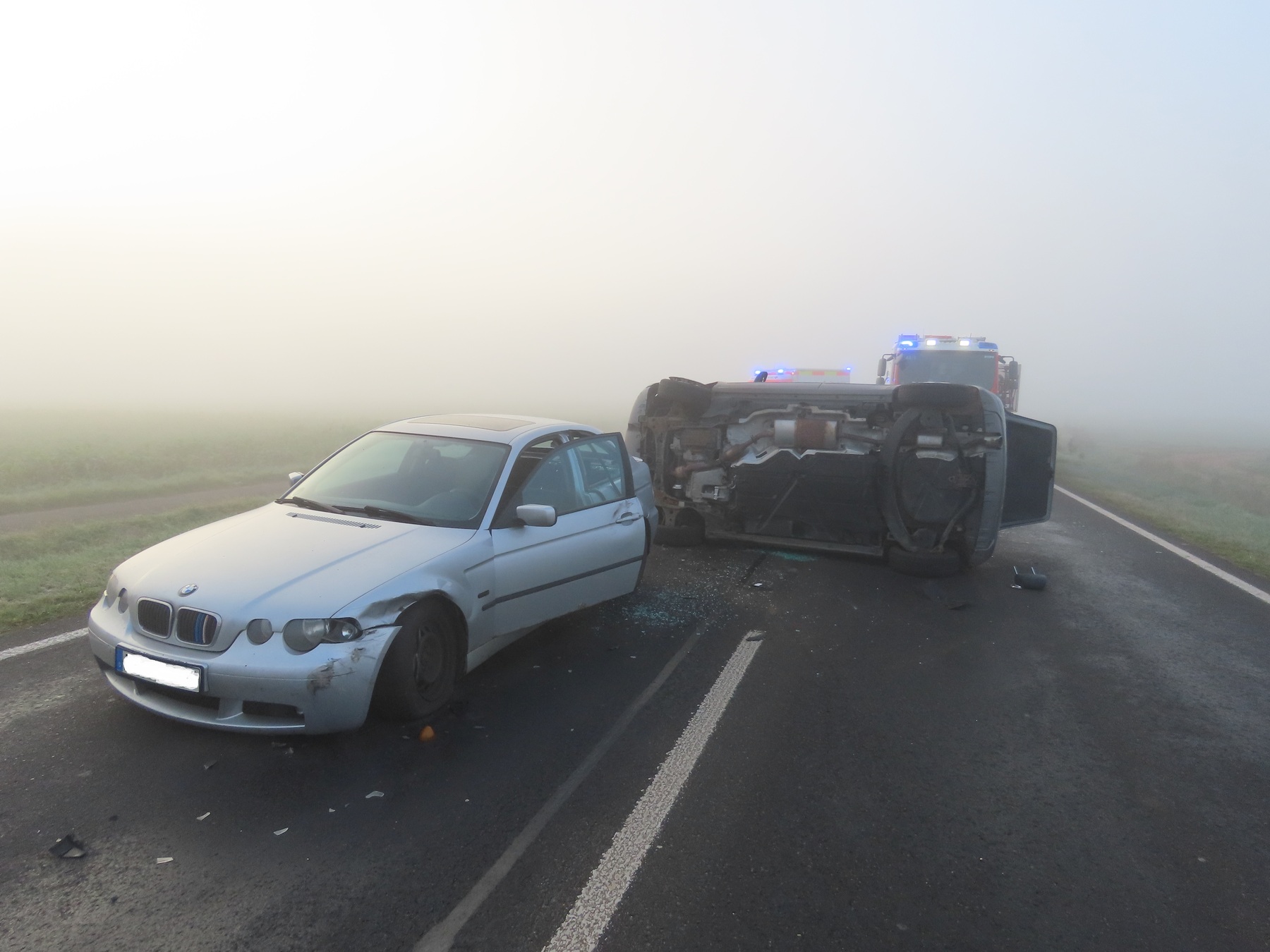 Seniorin gerät bei dichtem Nebel auf die Gegenfahrbahn