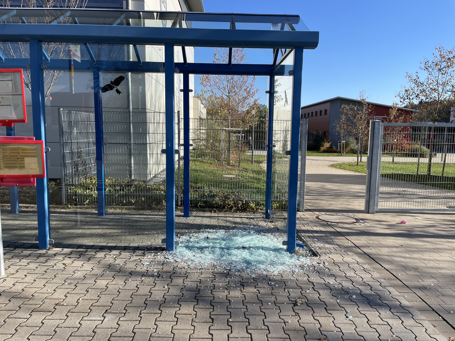 Ca. 800 € Sachschaden verursachte ein Unbekannter an dem Bushäuschen Foto: PI Sulzbach-Rosenberg