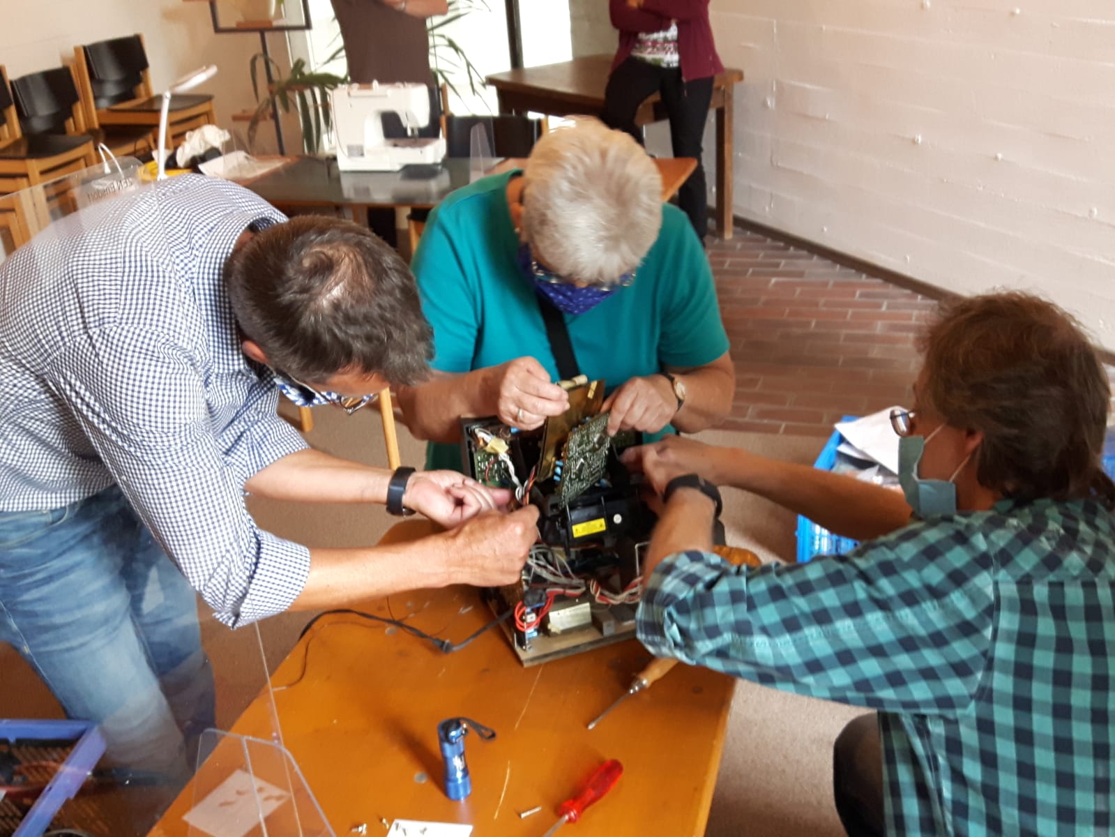 Wegwerfen ist out, Reparieren ist in! Im Repair-Café in Etzlwang wird ein defektes Haushaltsgerät zerlegt und fachmännisch wiederinstandgesetzt Foto: Linda Trager