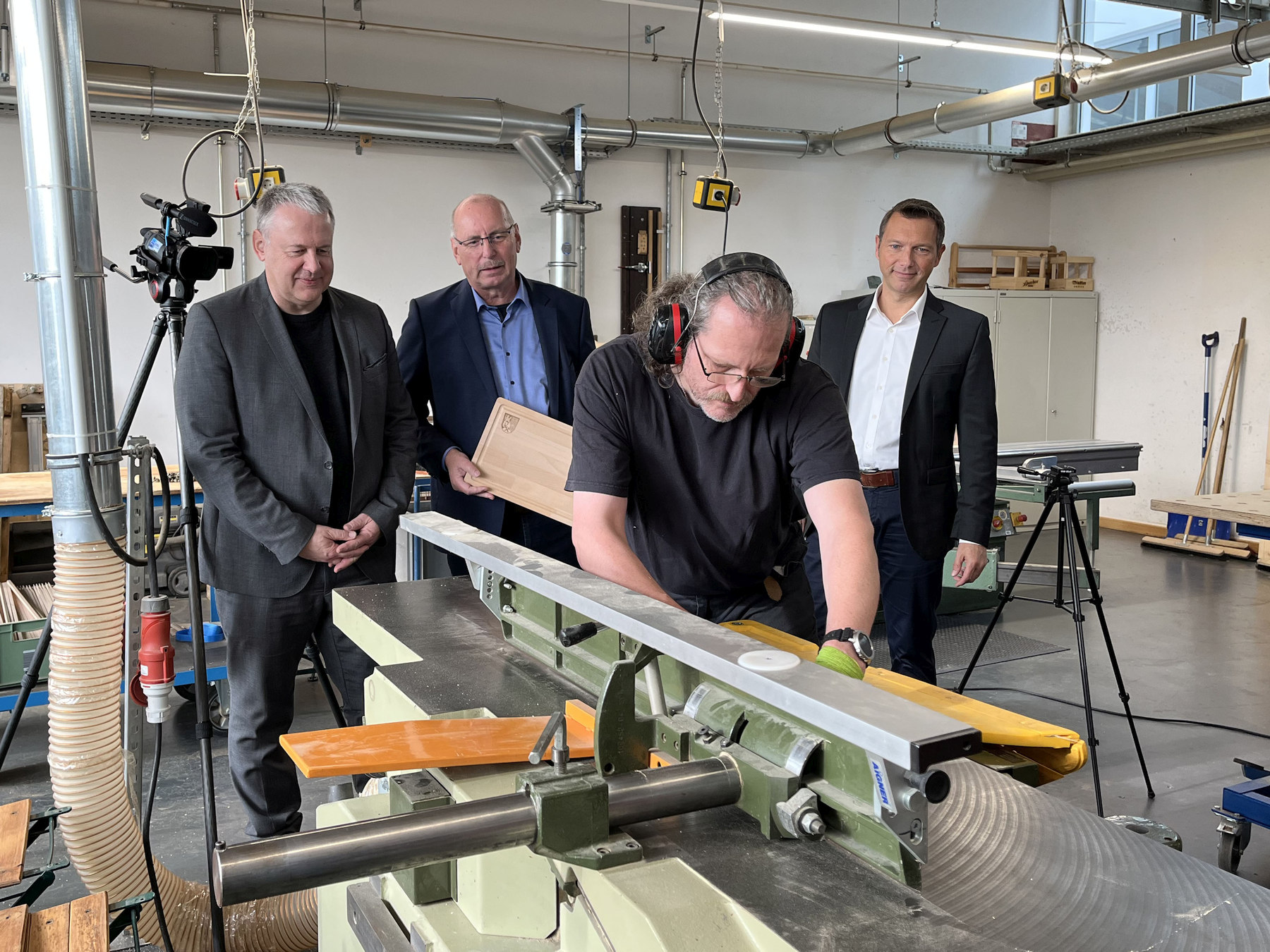 Jura Werkstätten Amberg-Sulzbach produzieren Brotzeitbretter für den Landkreis Amberg-Sulzbach