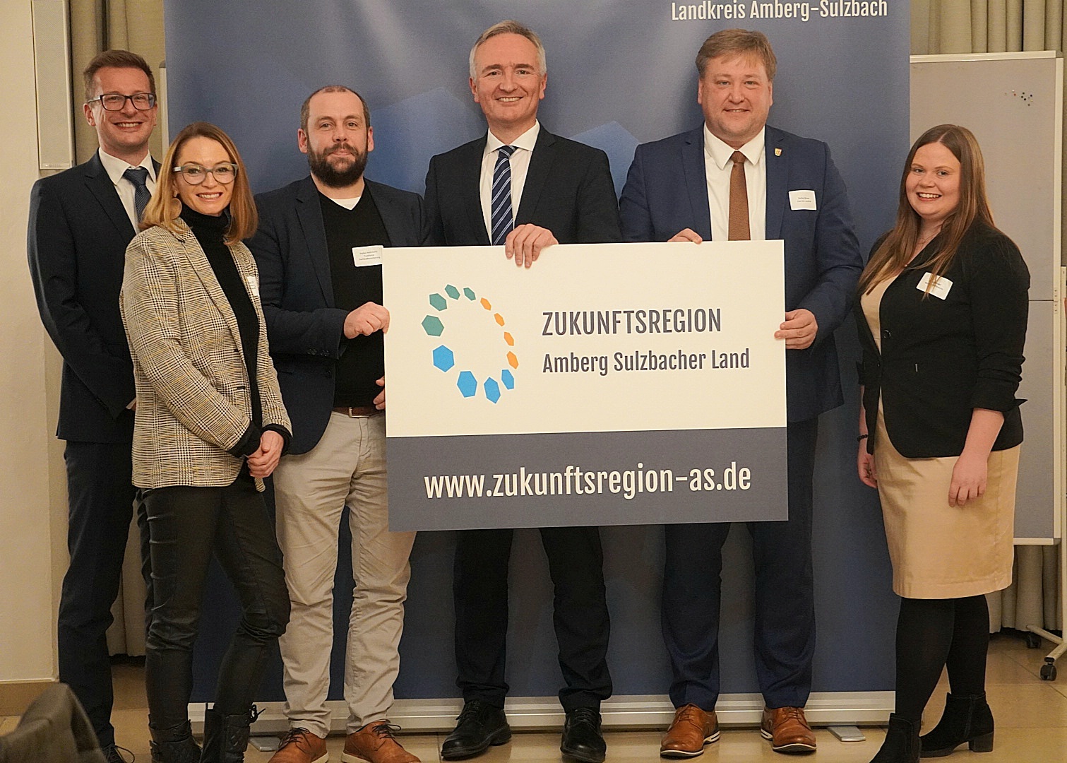 Sie freuen sich auf eine erfolgreiche Zukunft in der Zukunftsregion Amberg Sulzbach: Tourismusleiter Hubert Zaremba, Ines Filipovic von der Agentur herzhaft, Stefan Hohmann von der Taskforce Fachkräftesicherung FKS+, Dr. Harald Schwartz, stellvertretender Landrat Stefan Braun sowie die Wirtschaftsförderin Angela Seidel (v. l.) Foto: Martina Bösl