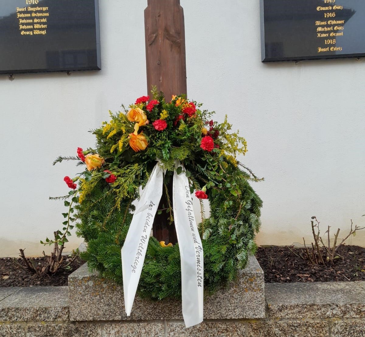 Der entwendete Blumenkranz ist wieder an seinem Platz Quelle: PI Amberg