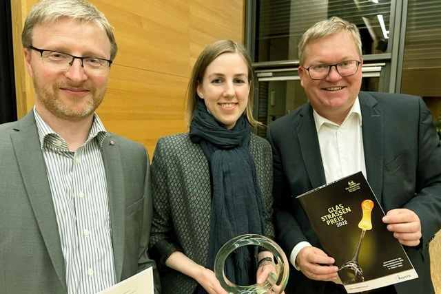 Walter Fischer, Kristallglasfabrik Amberg, die Leiterin des Stadtmuseums Amberg Julia Riß und Oberbürgermeister Michael Cerny (v.l.n.r.) mit der Auszeichnung, dem Glasstraßenpreis 2022 Foto: OB Michael Cerny, Stadt Amberg 