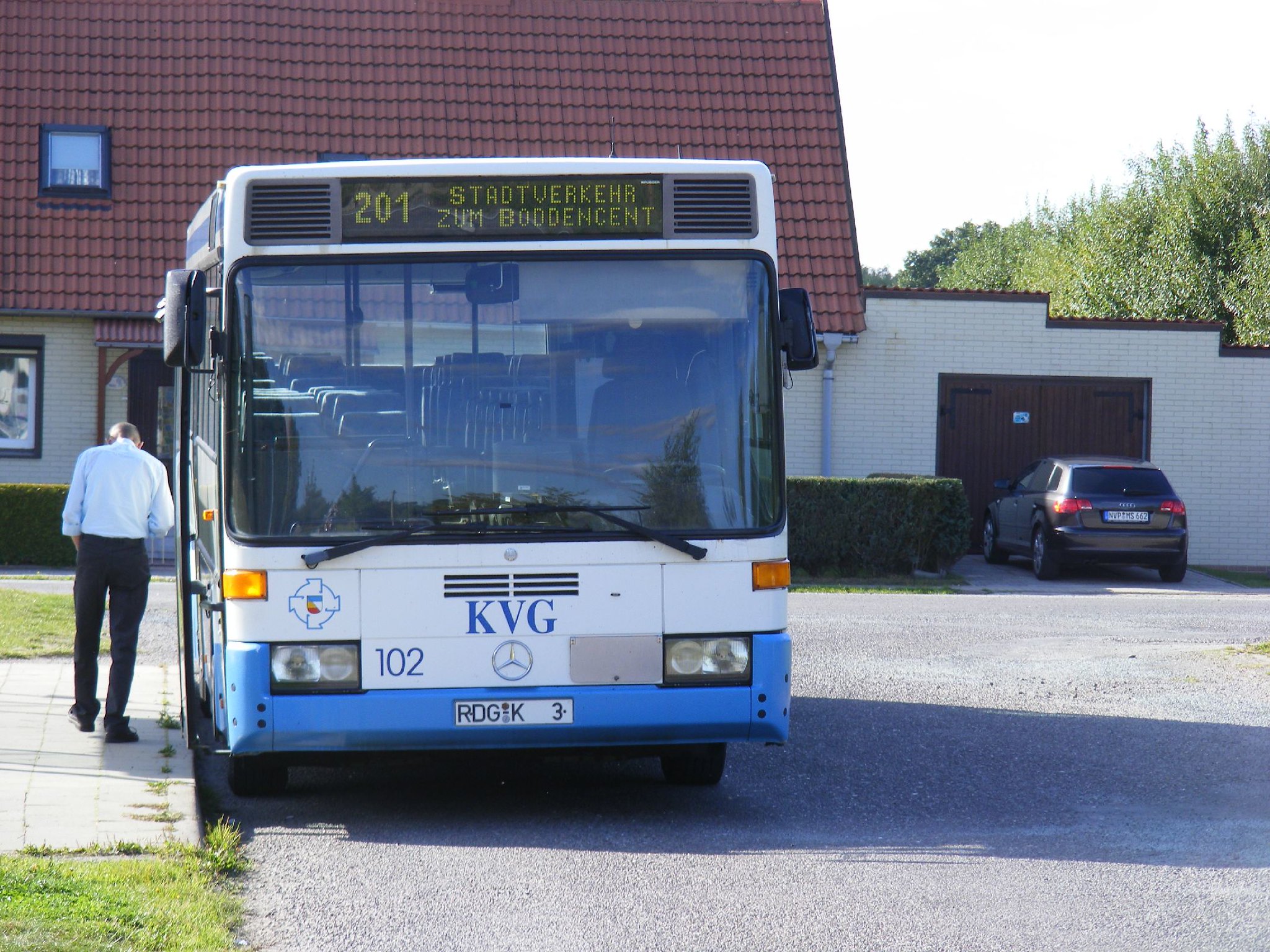 Lkw touchiert Linienbus und fährt weiter