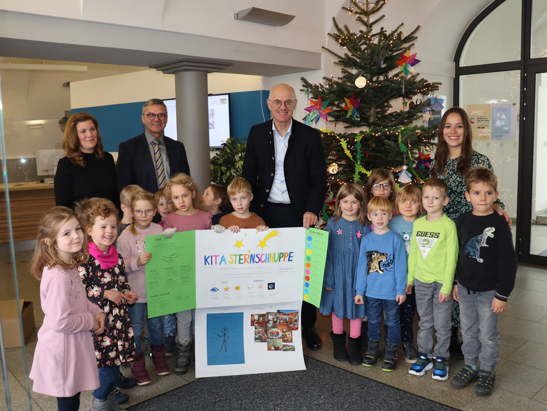 Regierungspräsident Walter Jonas schmückt mit den Kindern der Kita "Sternschnuppe"  aus Sengenthal den Christbaum der Regierung der Oberpfalz (Regierung der Oberpfalz/Stühlinger-Weinhändler)