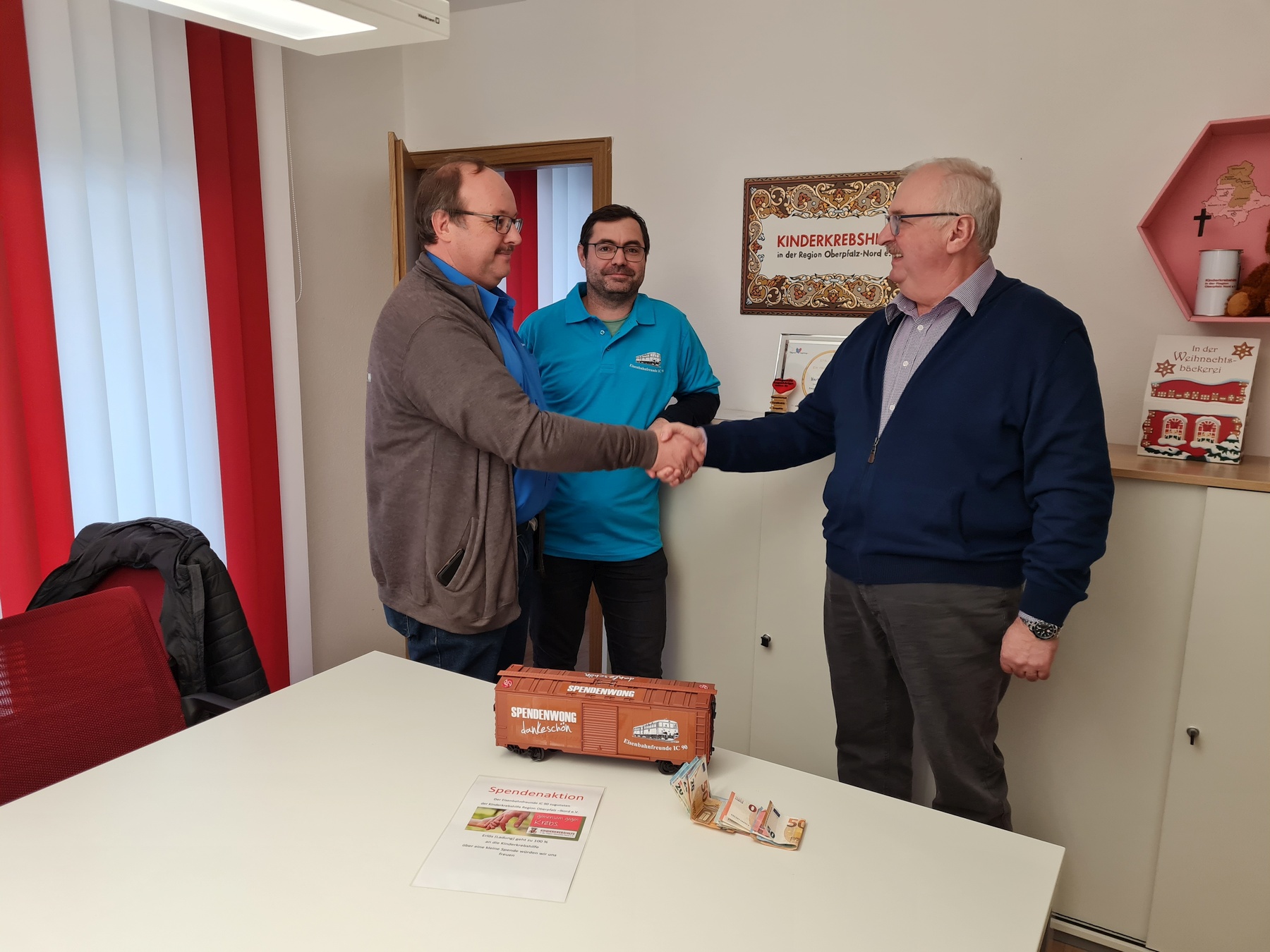 Herbert Putzer, 1. Vorstand der Kinderkrebshilfe in der Region Nordoberpfalz bedankt sich beim Vorstand der Eisenbahnfreunde IC90 für die Spende