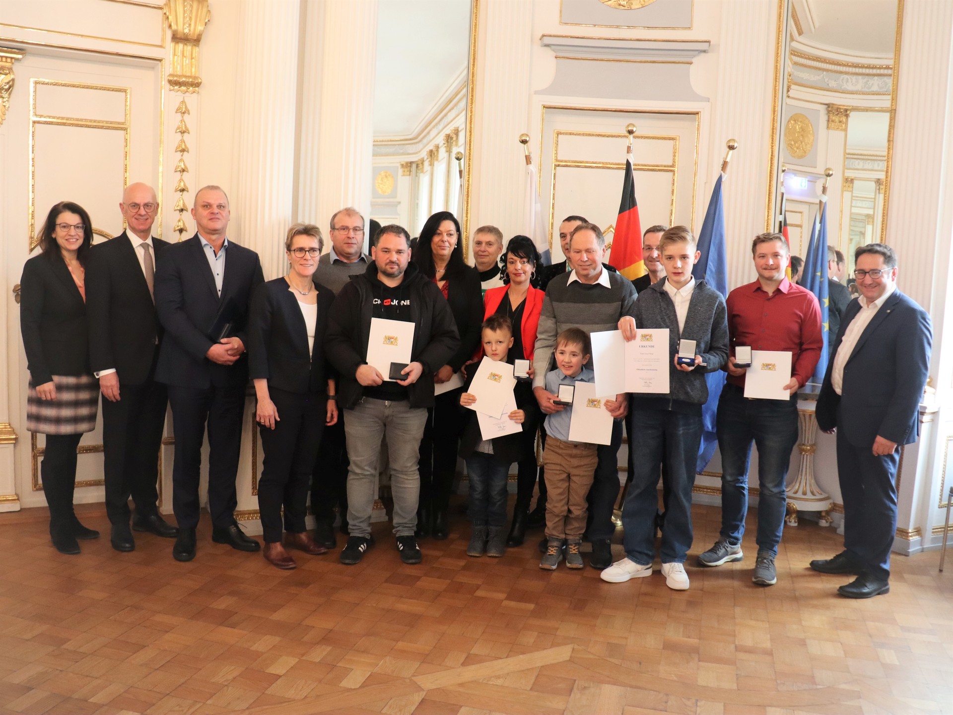 Gruppenbild der Lebensretter zusammen mit Regierungspräsident Walter Jonas, Angehörigen und Ehrengästen.
Regierung der Oberpfalz/Schmied