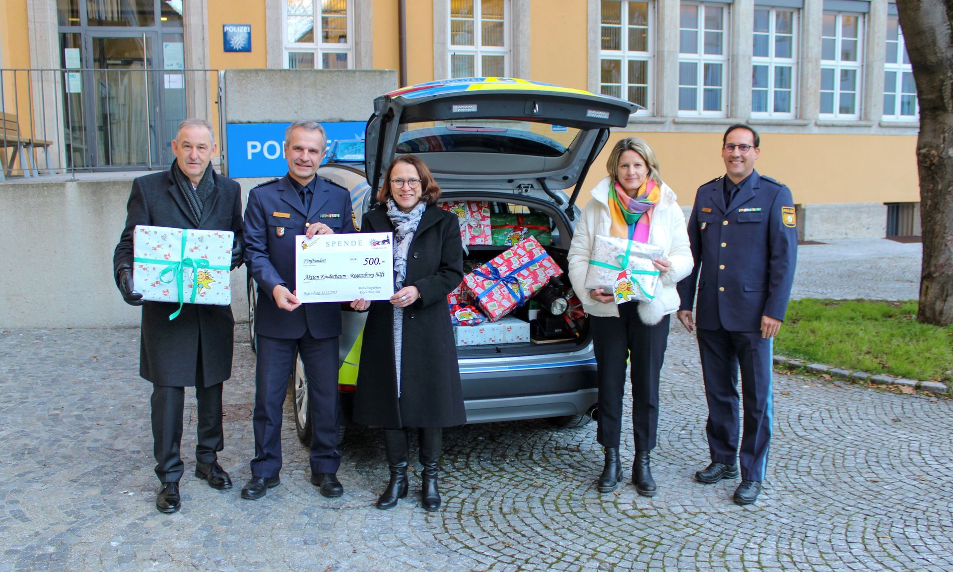 Die Dienststellenleitung übergab die Geschenke und den symbolischen Scheck für die Aktion Kinderbaum an die Stadtspitze Foto: POK Reitmeier, PI Regensburg Süd