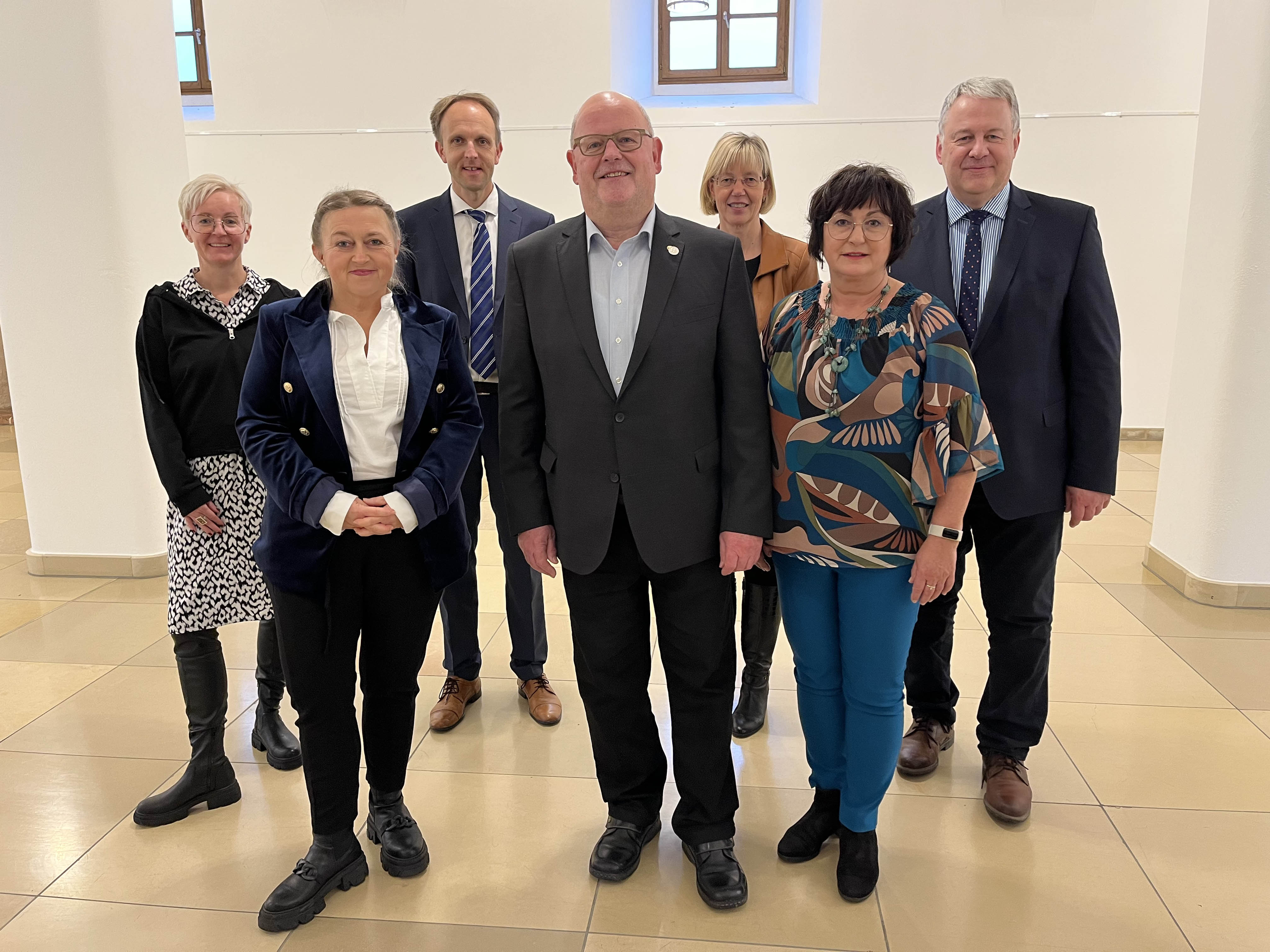 v.li.: Personalratsvorsitzende Michaela Bergmann, Stephanie Lindner (MS Auerbach), Schulamtsdirektor Stephan Tischer, Arthur Schriml (MS Auerbach), Schulamtsdirektorin Beatrix Hilburger, Margarete Preininger (MS Auerbach), Landrat Richard Reisinger