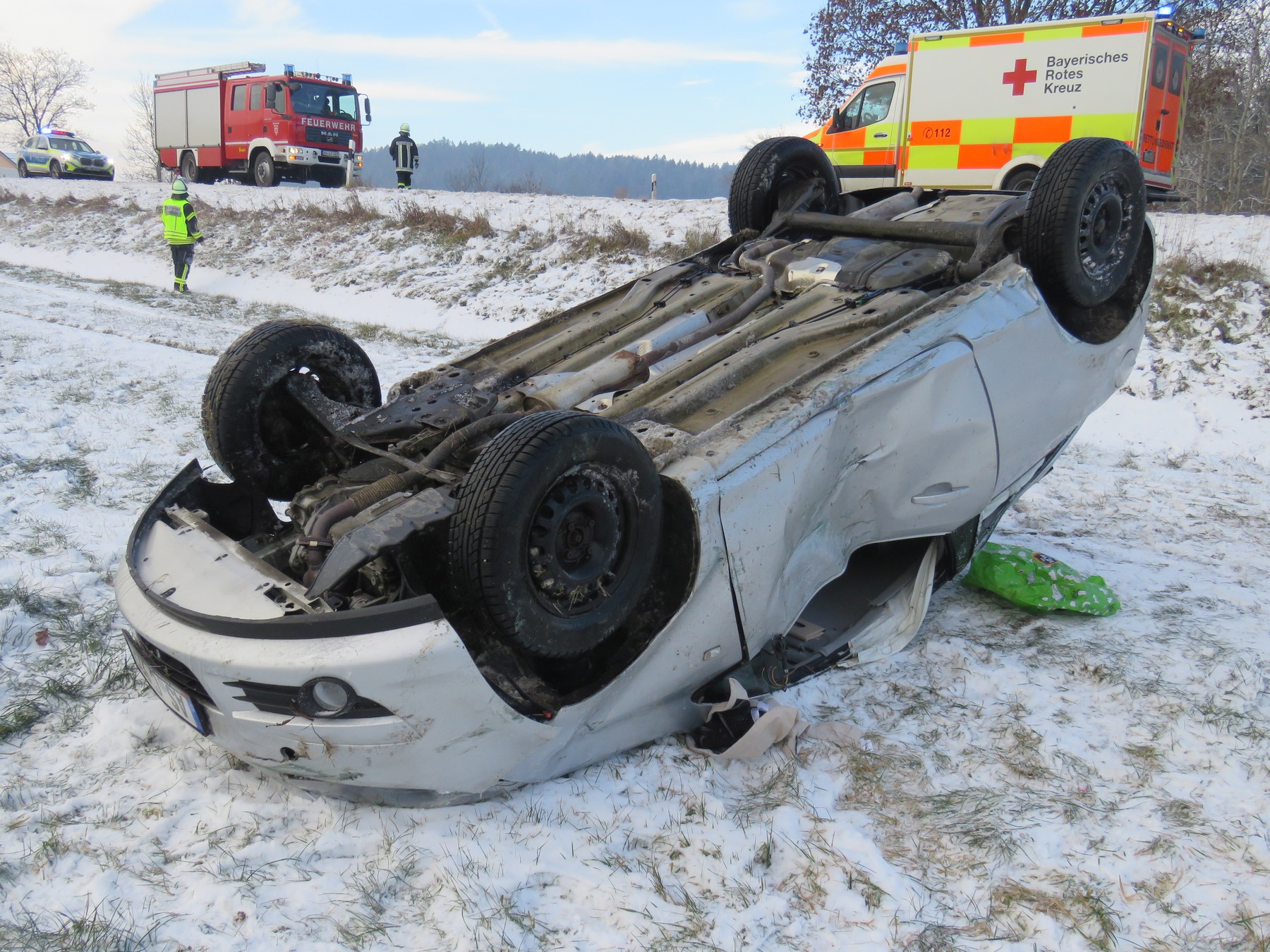 Am Opel entstand Totalschaden, die 18-jährige Fahrerin wurde mittelschwer verletzt ins Krankenhaus gebracht Foto: PI Sulzbach-Rosenberg