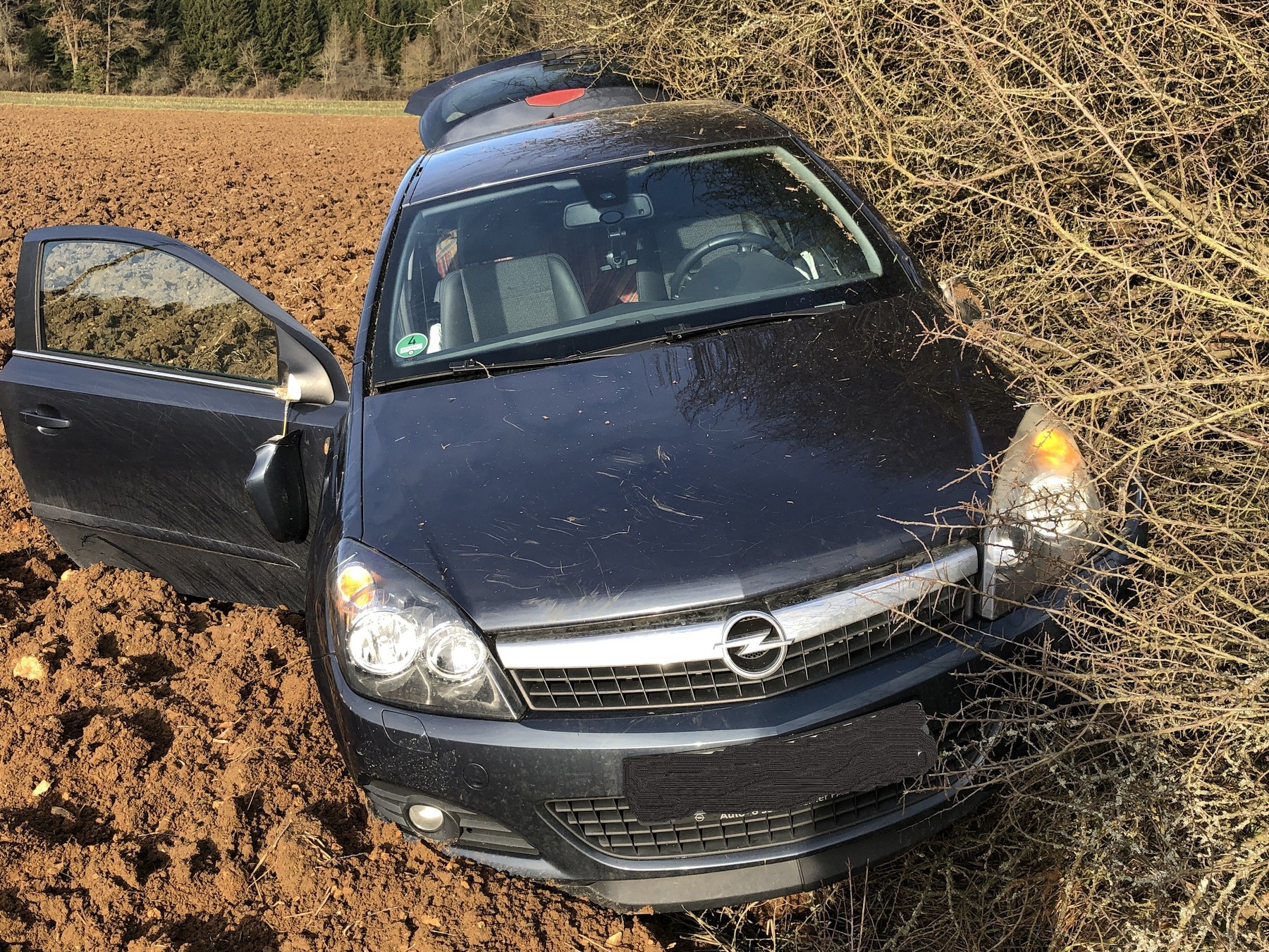 Zum Glück blieb die Fahrerin des Opel bis auf einen Schock unverletzt Foto: PI Sulzbach-Rosenberg