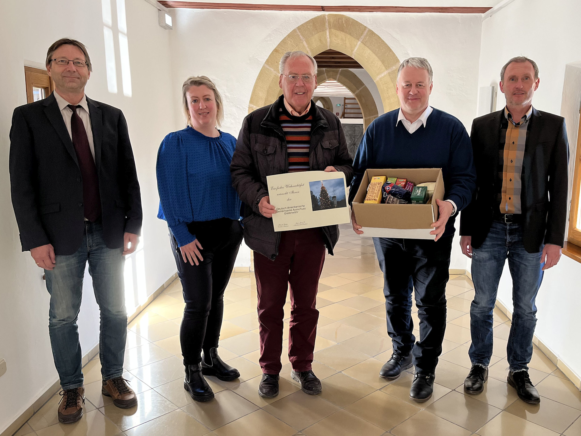 Landrat Richard Reisinger (2.v.re.) freute sich über die Pakete von DAGA-Präsident Helmuth Wächter (3.v.li.). V.li.: Dr. Norbert Vogl, Heike Birner und Georg Jobst vom Landratsamt Foto: Christine Hollederer