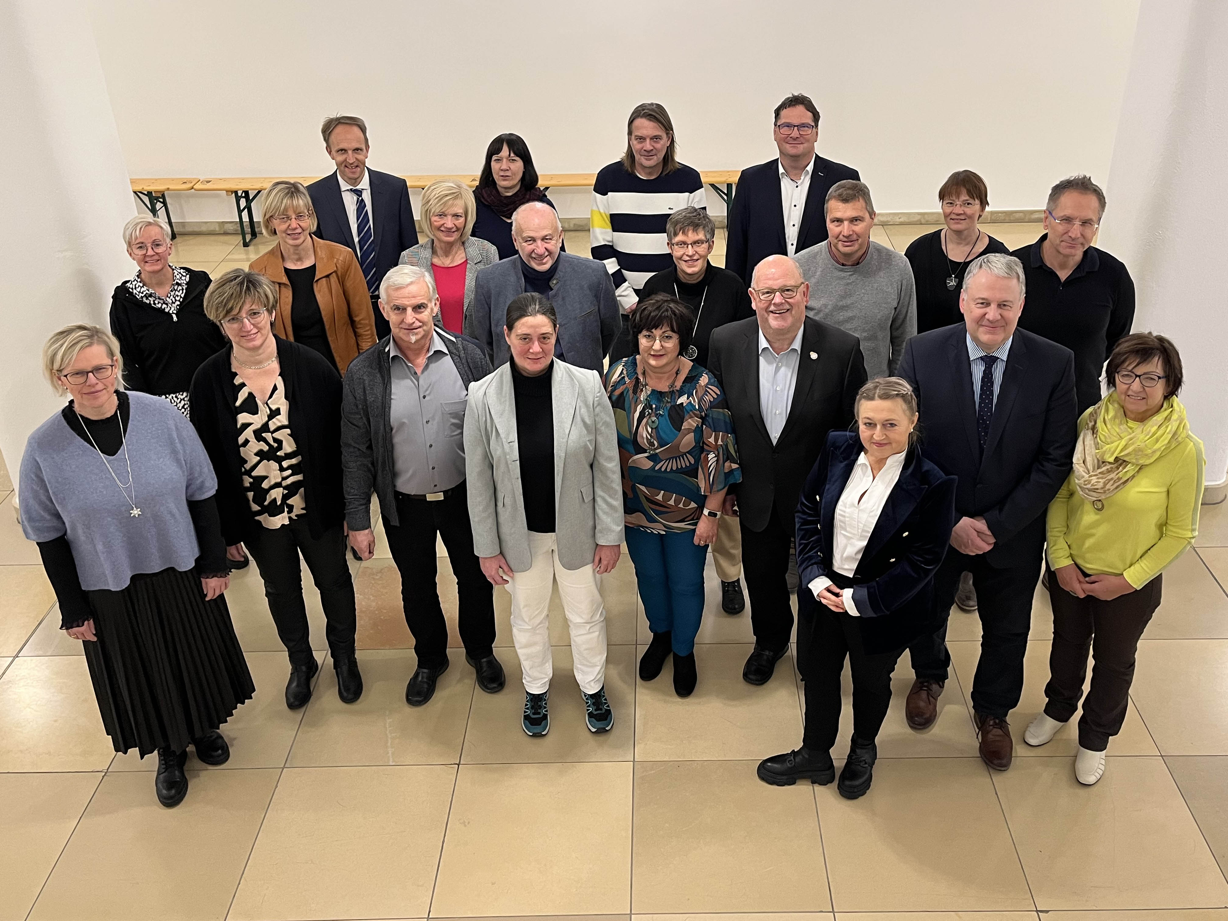 Schulamtsdirektorin Beatrix Hilburger (4.v.li.) und Landrat Richard Reisinger (3.v.re.) dankten den Lehrerinnen und Lehrern, die seit 25 bzw. 40 Jahren im Schuldienst aktiv sind Foto: Christine Hollederer