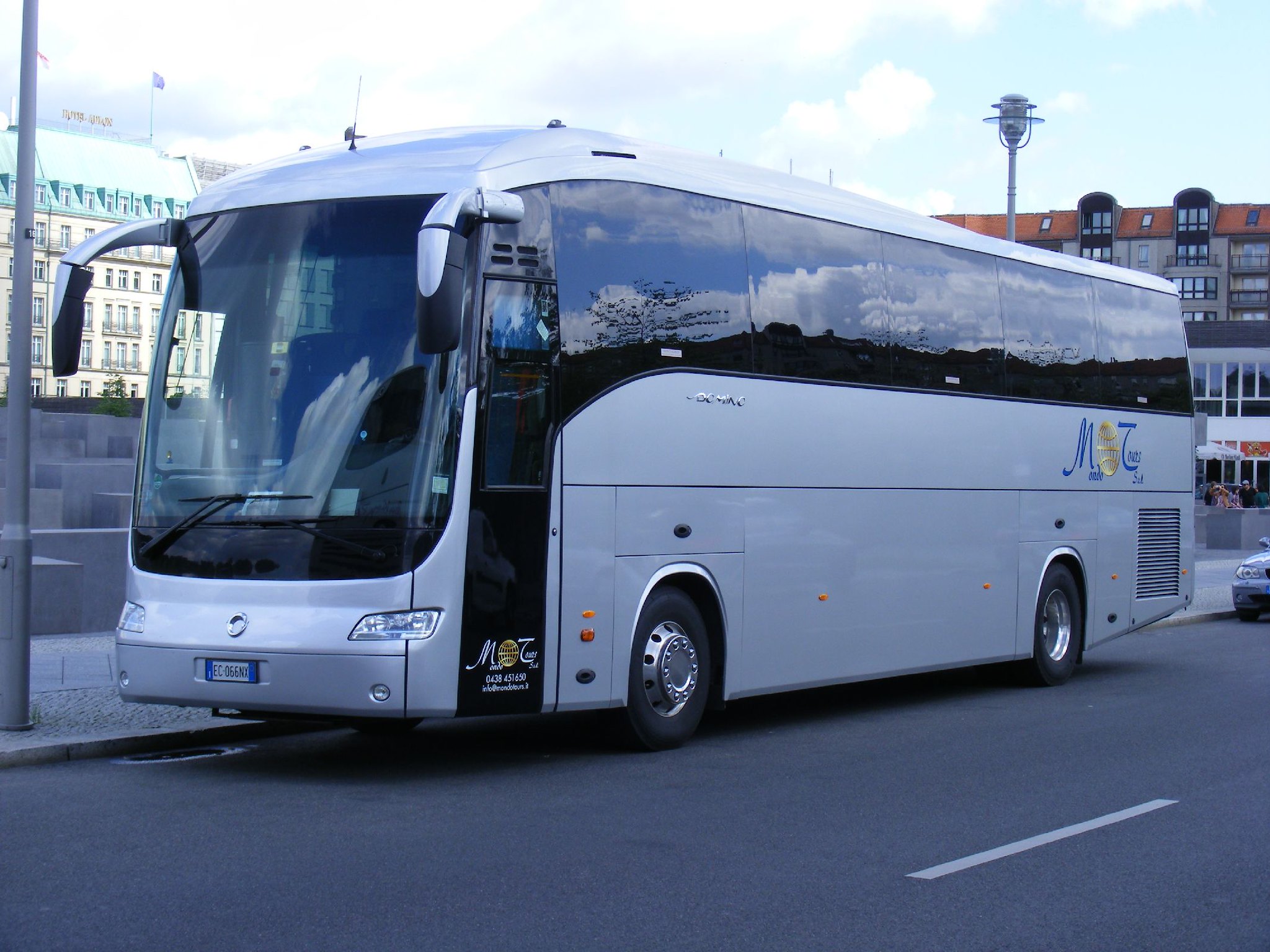 Reisebus rangiert auf der Autobahn