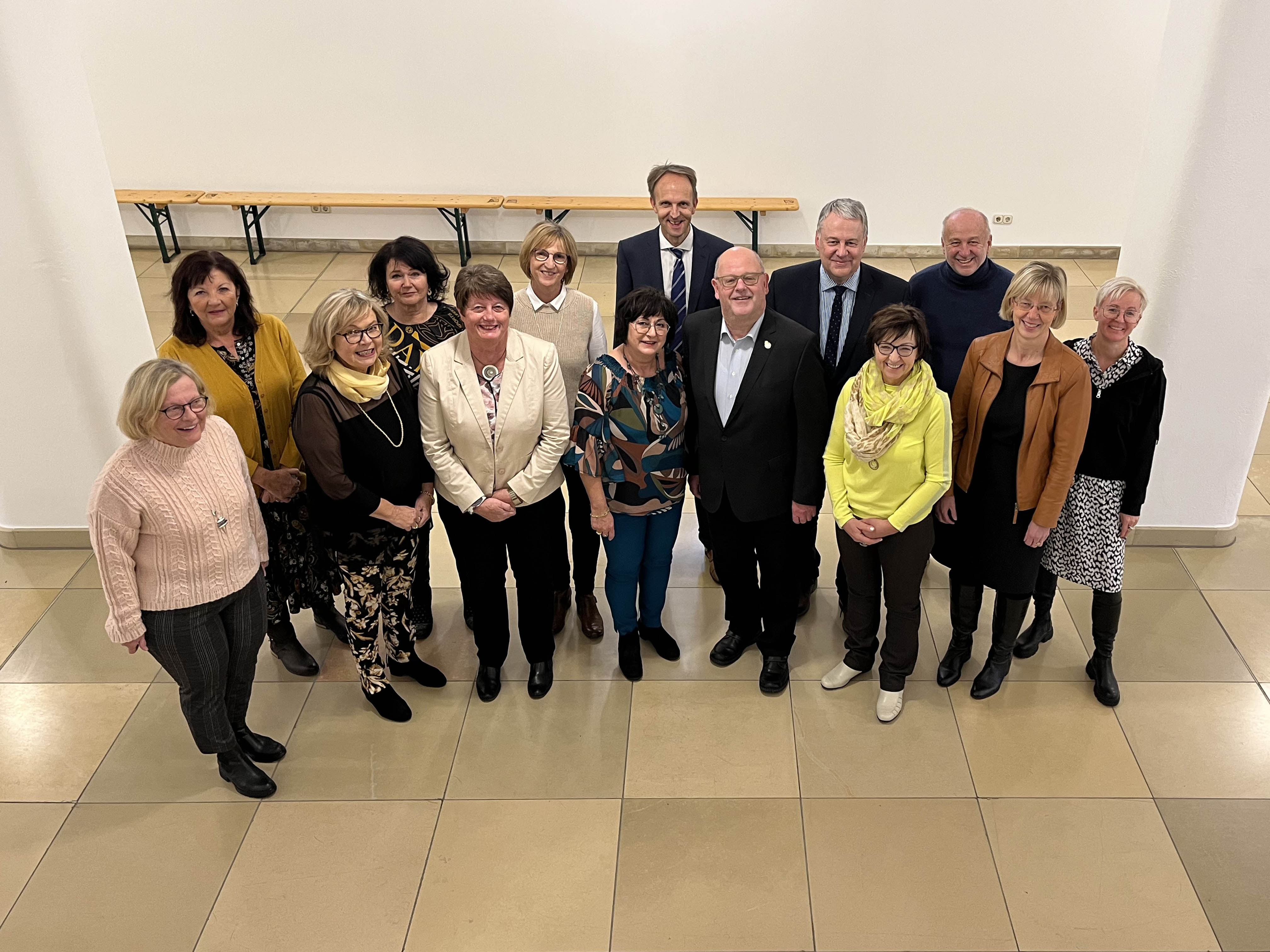 10 Lehrerinnen und Lehrer im Landkreis Amberg-Sulzbach wurden von Landrat Richard Reisinger (5.v.re.) und Schulamtsdirektorin Beatrix Hilburger (2.v.re.) in den Ruhestand versetzt