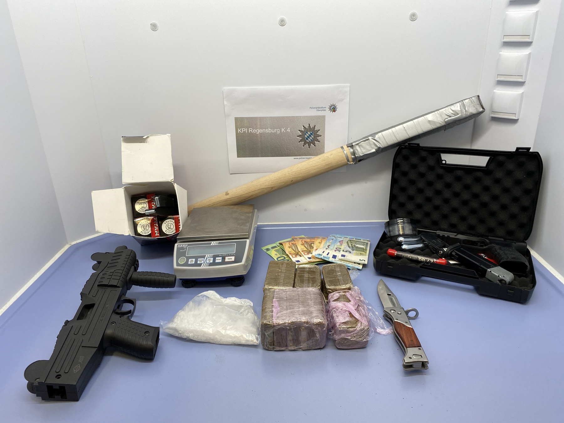 Kriminalpolizei Regensburg findet bei Durchsuchung Waffen und Drogen
