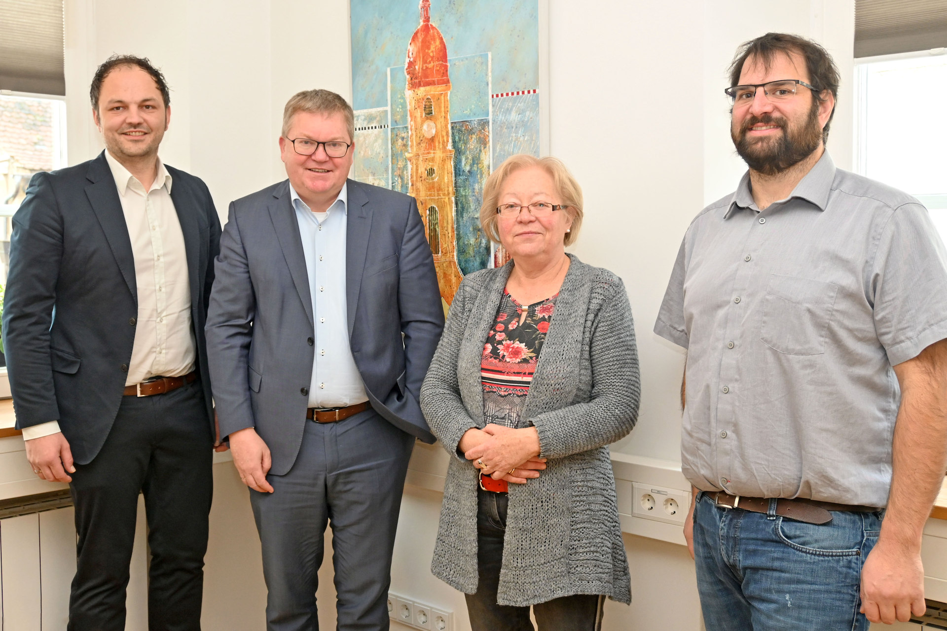 Michael Trummer (Caritas), Oberbürgermeister Michael Cerny (Bürgerstiftung), Marianne Gutwein (SkF) und Tim Saborowski (Diakonisches Werk; v.l.n.r.) bitten Besserverdienende, die erhaltene Energiepauschale in Höhe von 300 Euro für ihre ärmeren Mitbürgerinnen und Mitbürger zu spenden Foto: Susanne Schwab, Stadt Amberg