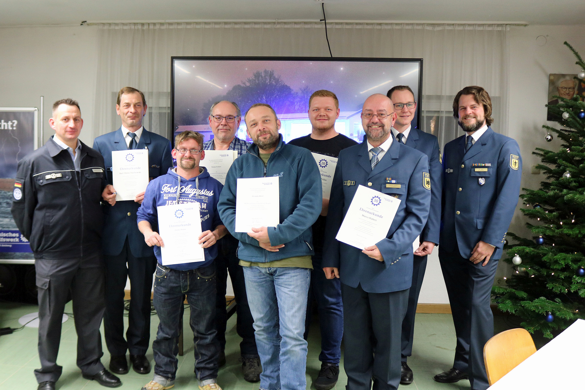 THW_Abschluss_Gruppenbild.jpg: (v.l.n.r.) Stellvertretender Ortsbeauftragter Matthias Schmidl, Karl-Heinz Stachowski, Jimmy Heintz, Thomas Krämer, Alexander Ritzel, Andreas Triller, Ortsbeauftragter Marco Hubert, Zugführer Christoph Hollweck und stellvertretender Regionalstellenleiter Matthias Karl freuen sich schon auf die erste Weihnachtsfeier im neuen Dienstgebäude