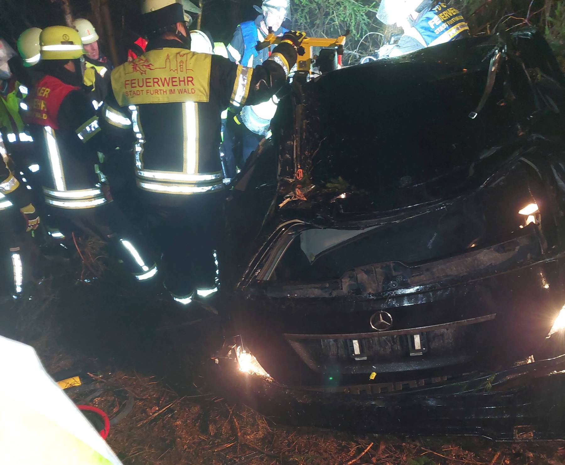 Der 23-jährige Fahrer konnte nur noch tot aus dem Fahrzeug geborgen werden Foto: Kreisbrandinspektion Cham