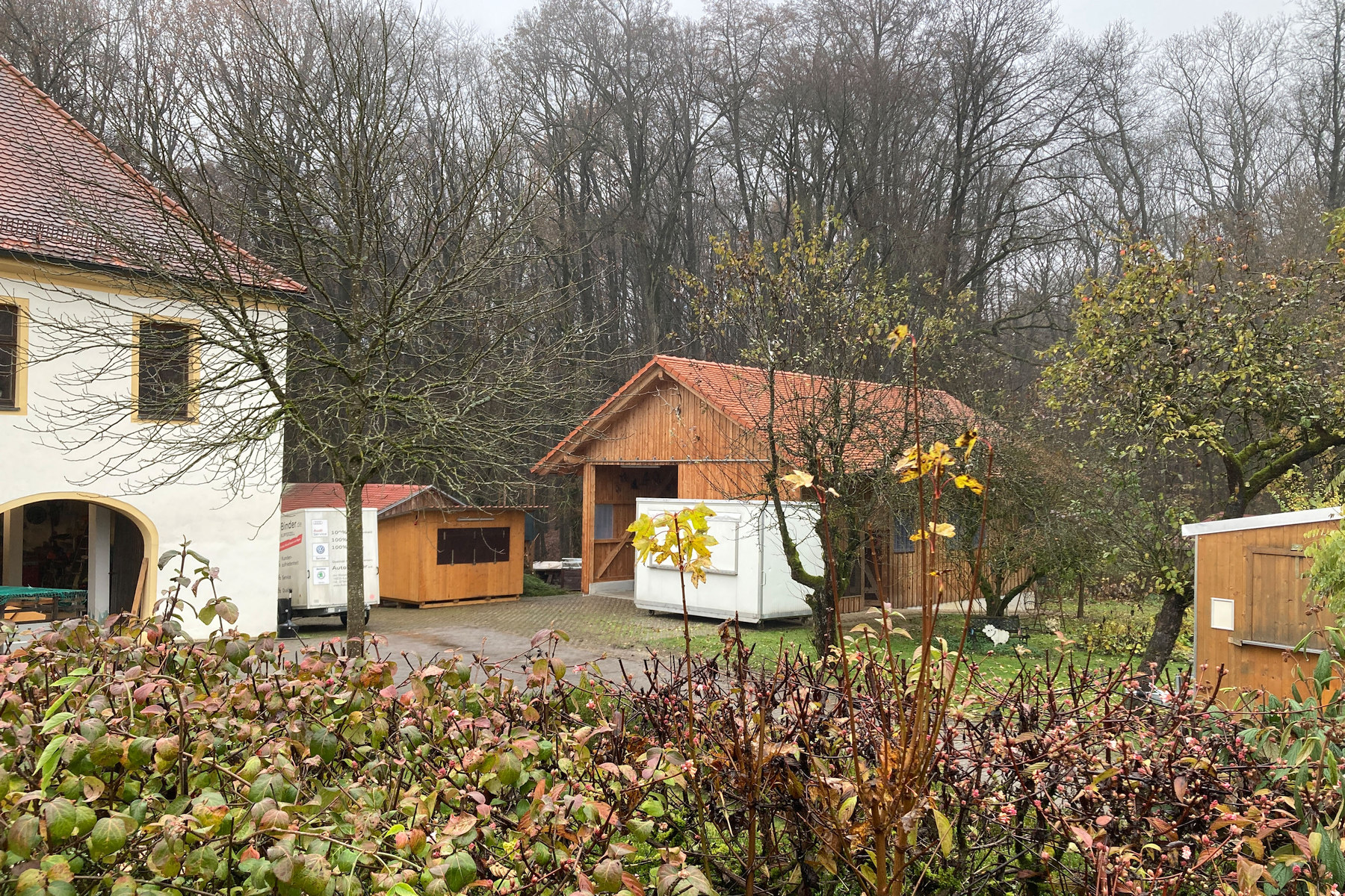 Aufbau des alternativen Weihnachtsmarkts auf dem Mariahilfberg 