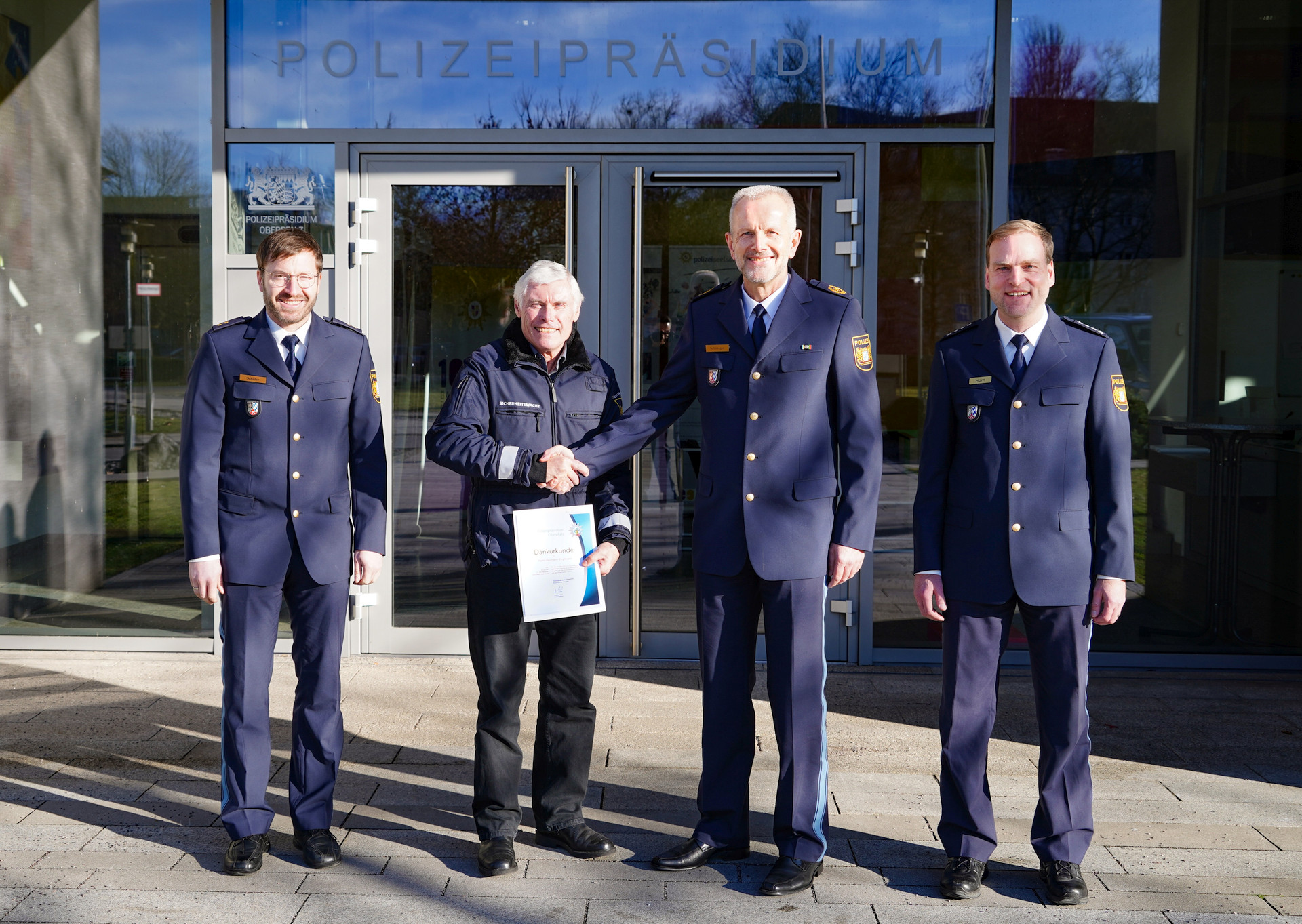 v.l.n.r.: POR Schüler, Hr. Englmann, PVP Schöniger, EPHK Horn Quelle: Polizeipräsidium Opf.