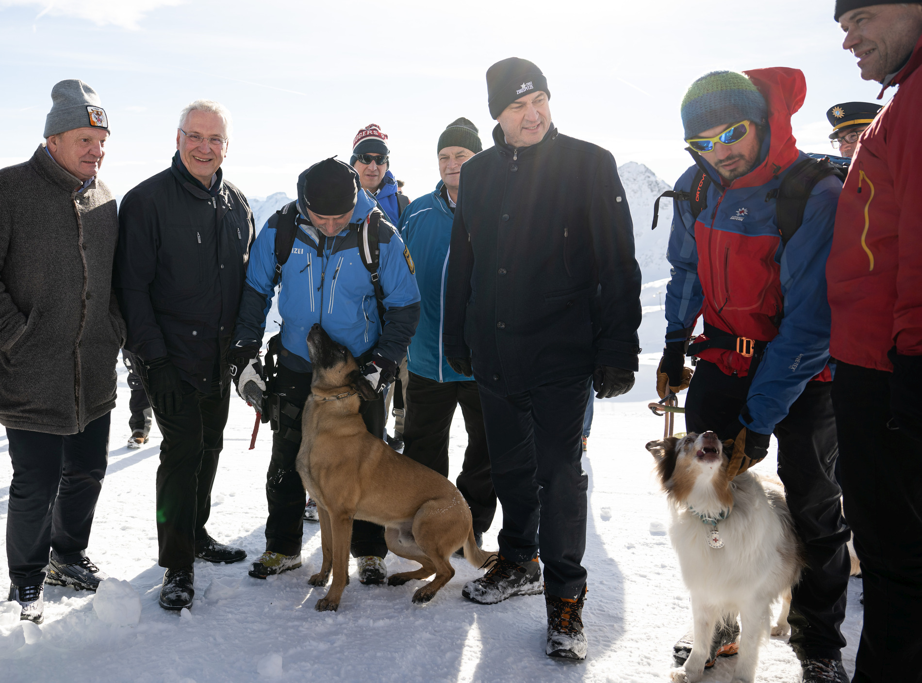 Kuratorium für alpine Sicherheit informiert am 04.01.2023 auf der Zugspitze im Beisein von Bayerns Ministerpräsident Dr. Markus Söder sowie Innen- und Sportminister Joachim Herrmann über Entwicklung der Unfallzahlen und gibt Tipps für einen sicheren Wintersport.  Foto: Sebastian Widmann / StMI