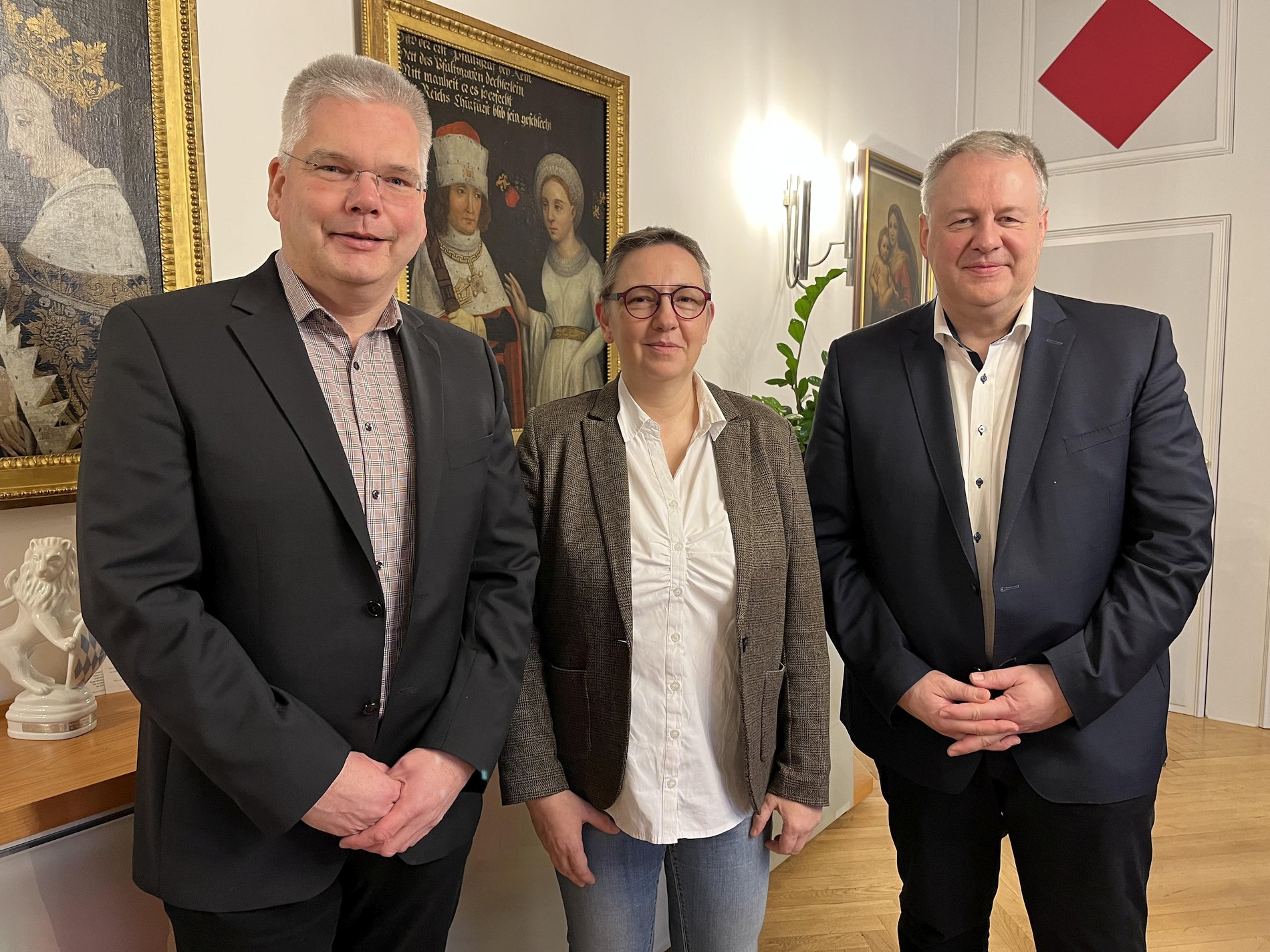 Im Amtszimmer sprachen der neue Schulleiter Oberstudiendirektor Ulrich Zänker und seine Vertreterin Heike Koch mit Landrat Richard Reisinger (von links) Foto: Christine Hollederer