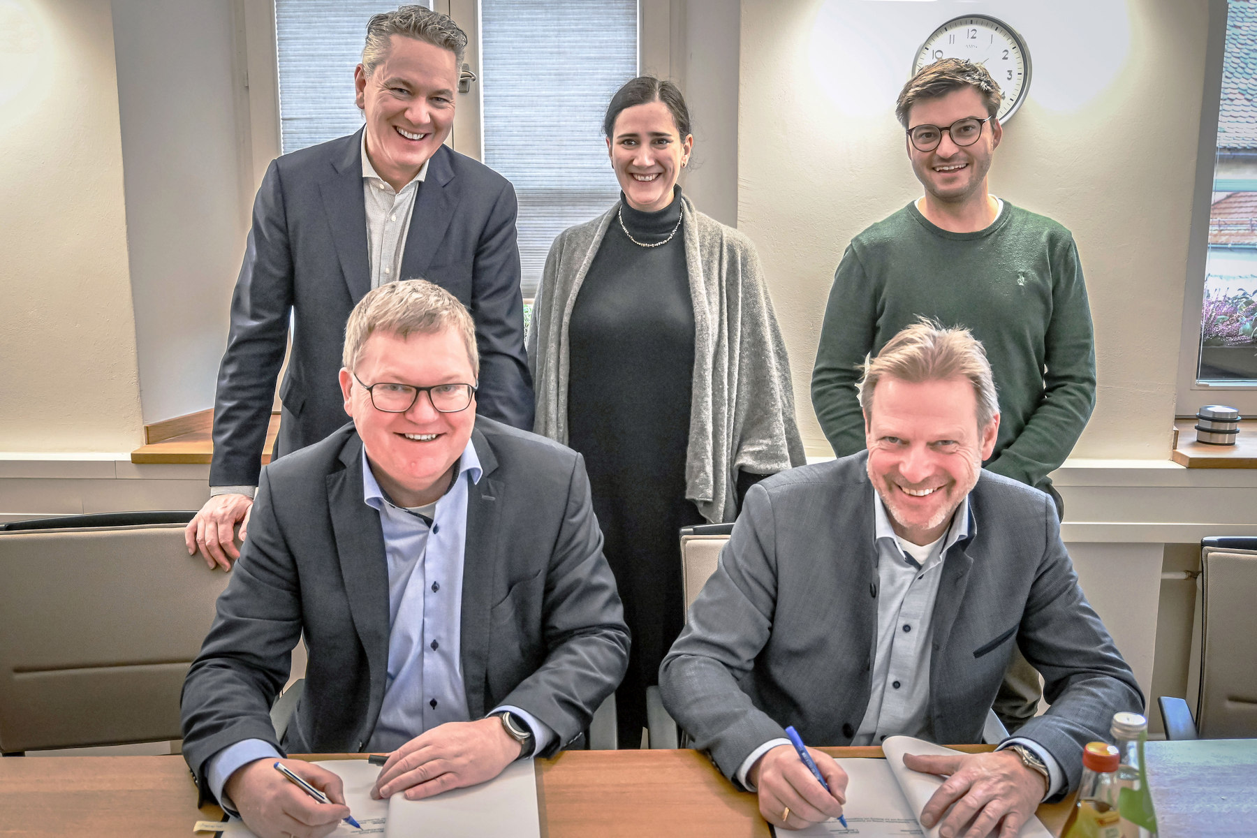 Ambergs Oberbürgermeister Michael Cerny und der Erste Bürgermeister von Freudenberg Alwin Märkl (vorne v.l.) sowie Baureferent Dr. Markus Kühne, die Leiterin des Stadtplanungsamtes Anne-Katrin Kluth und der Freudenberger Hauptverwaltungsleiter Christian Kätzlmeier (hintere Reihe v.l.) bei der Vertragsunterzeichnung Foto: Susanne Schwab, Stadt Amberg