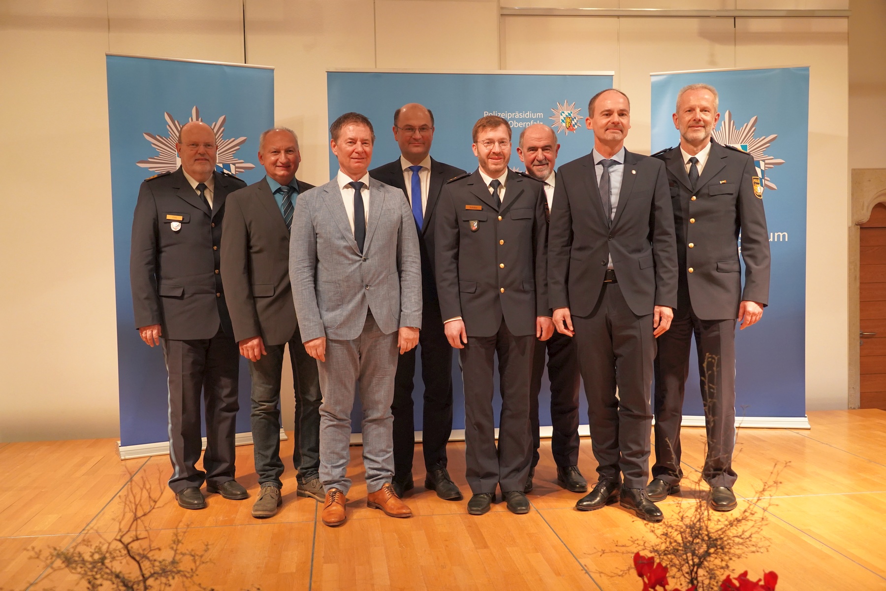 V.l.n.r.: Polizeipräsident Norbert Zink, Erster Kriminalhauptkommissar Franz Eichenseher, Oberbürgermeister Thomas Thumann, Staatsminister Albert Füracker, Polizeioberrat Wolfgang Schüler, Landrat Willibald Gailler, Kriminaldirektor Michael Danninger, Polizeivizepräsident Thomas Schöniger Foto: Polizeipräsidium Oberpfalz