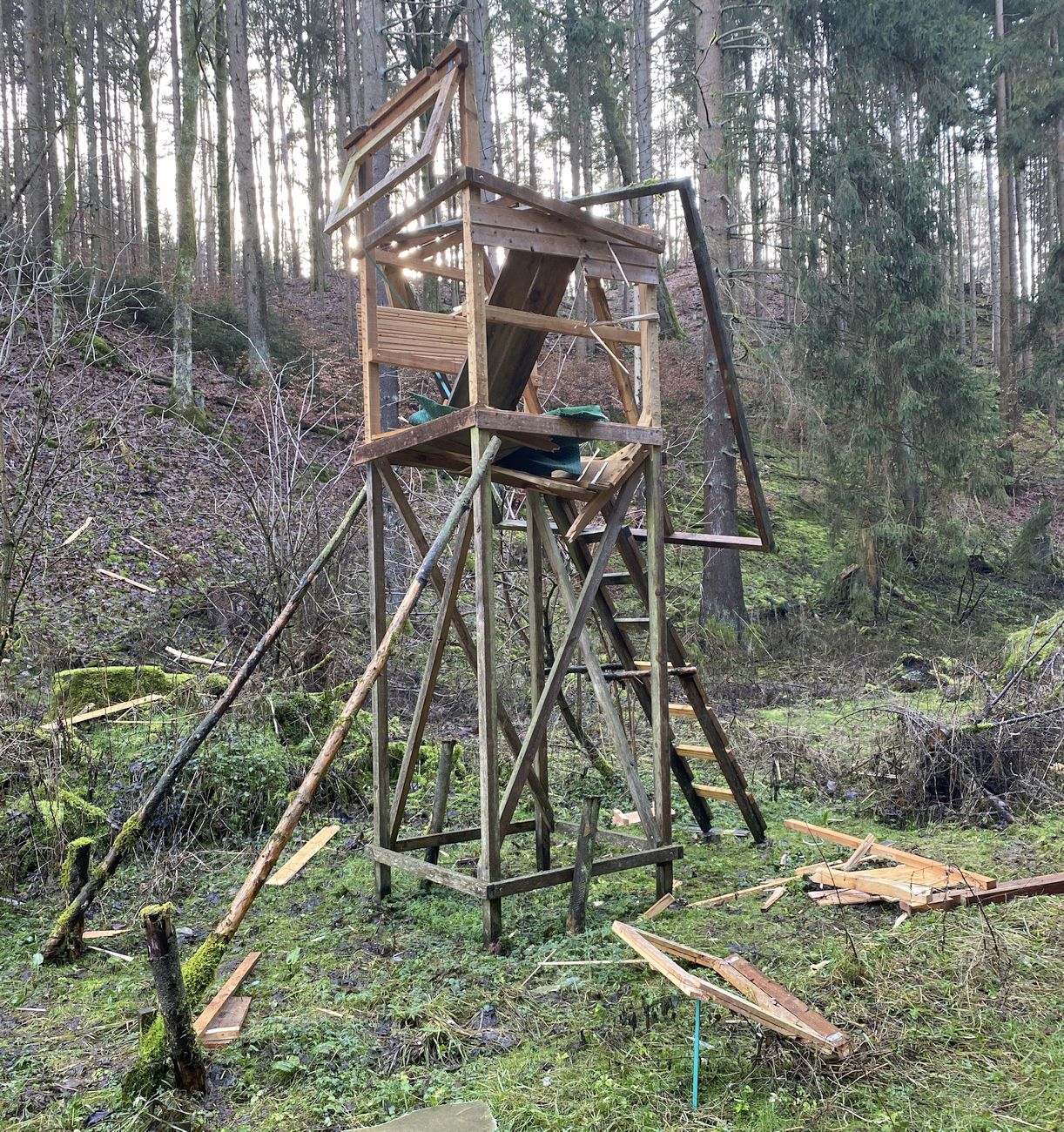 Jägerhochsitz gesprengt