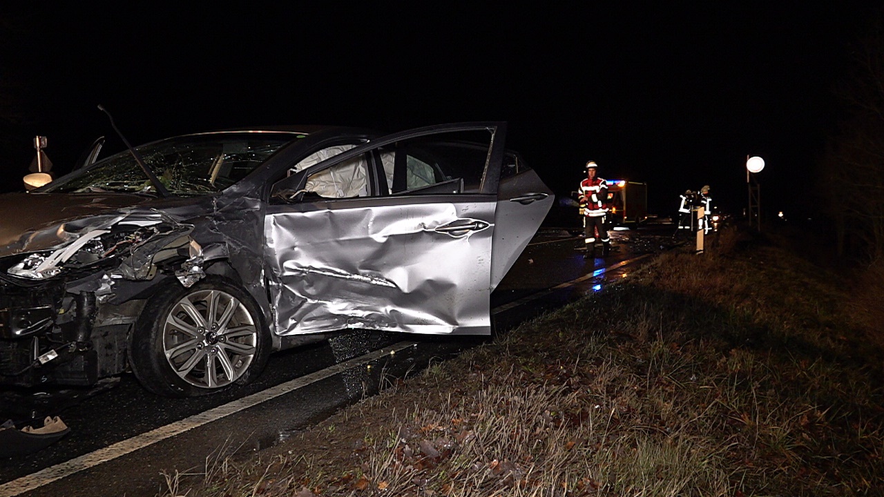 Drei Personen wurden bei dem Unfall verletzt Fotos: Oberpfalz Aktuell