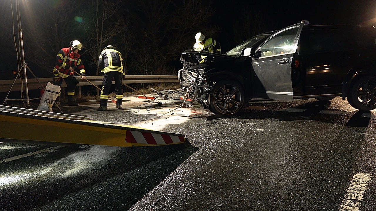 Drei Personen wurden bei dem Unfall verletzt Fotos: Oberpfalz Aktuell