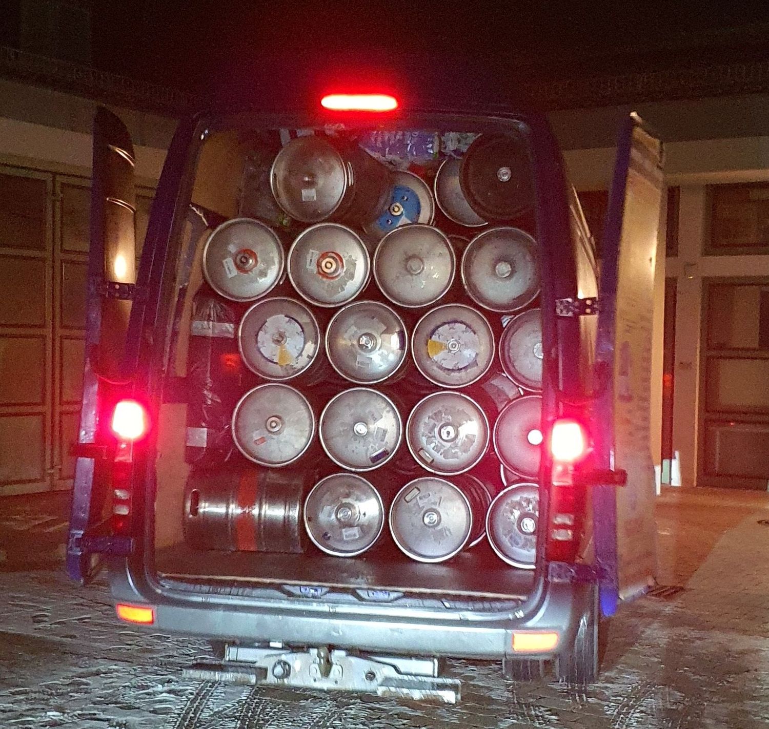 Verstecktes Diebesgut auf der Ladefläche eines Kleintransporter auf der A6 bei Schmidgaden festgestellt.