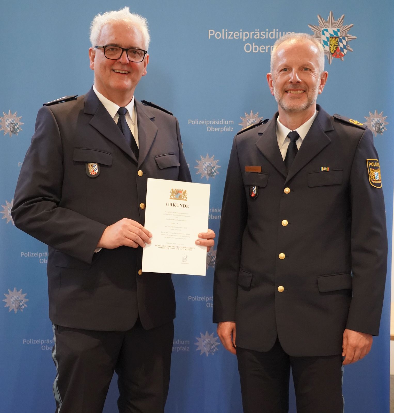 v.l.n.r: Erster Polizeihauptkommissar Armin Kott, Polizeivizepräsident Thomas Schöniger Foto: Polizeipräsidium Oberpfalz