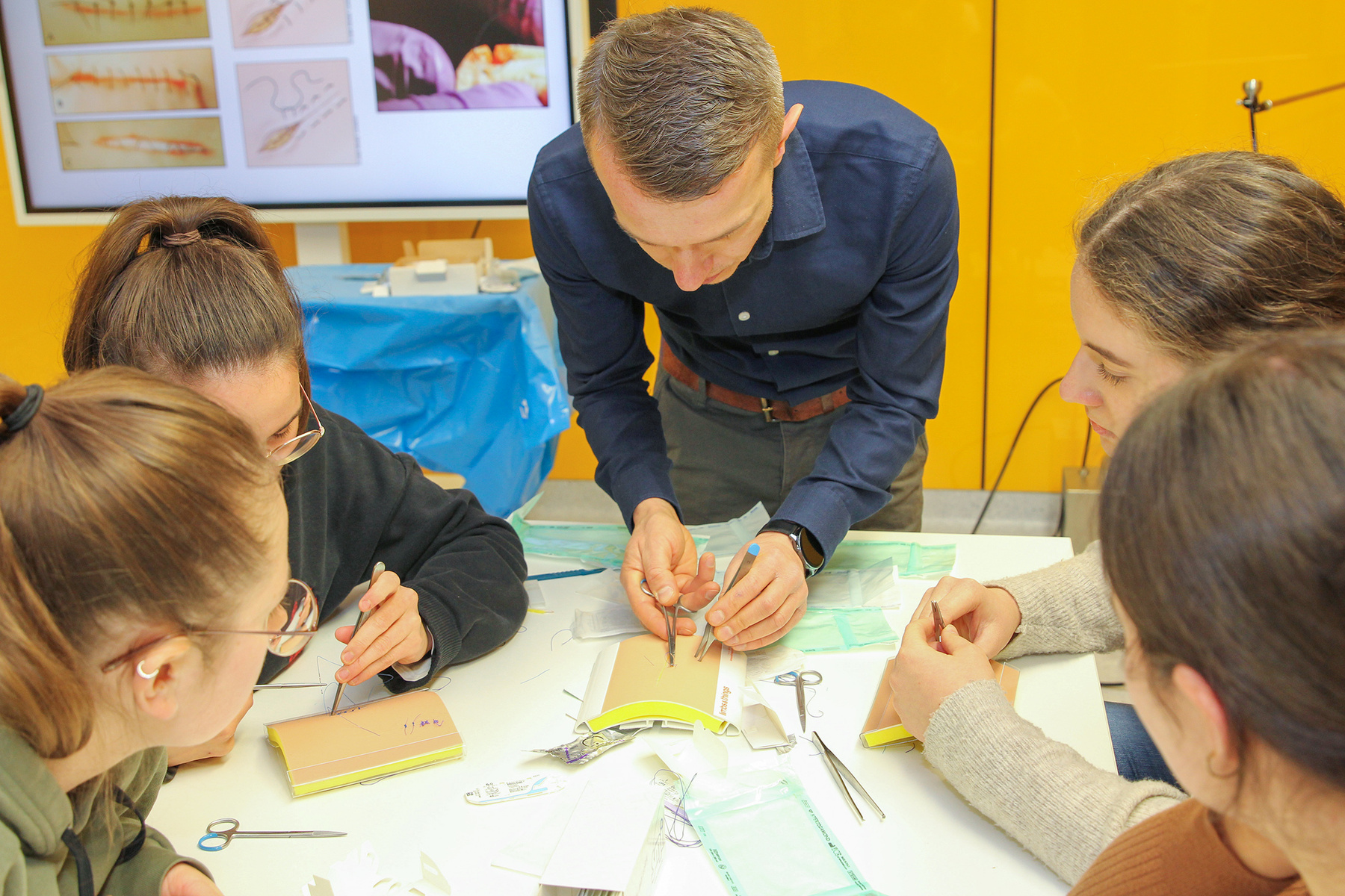 Prof. Dr. Aleksanders Malcevs von der lettischen Stiftung „Doctors Safe Train“, zeigte den Studierenden an Ersatzgewebe, worauf es bei einzelnen Nähverfahren besonders ankommt Foto: Wiesel/OTH Amberg-Weiden