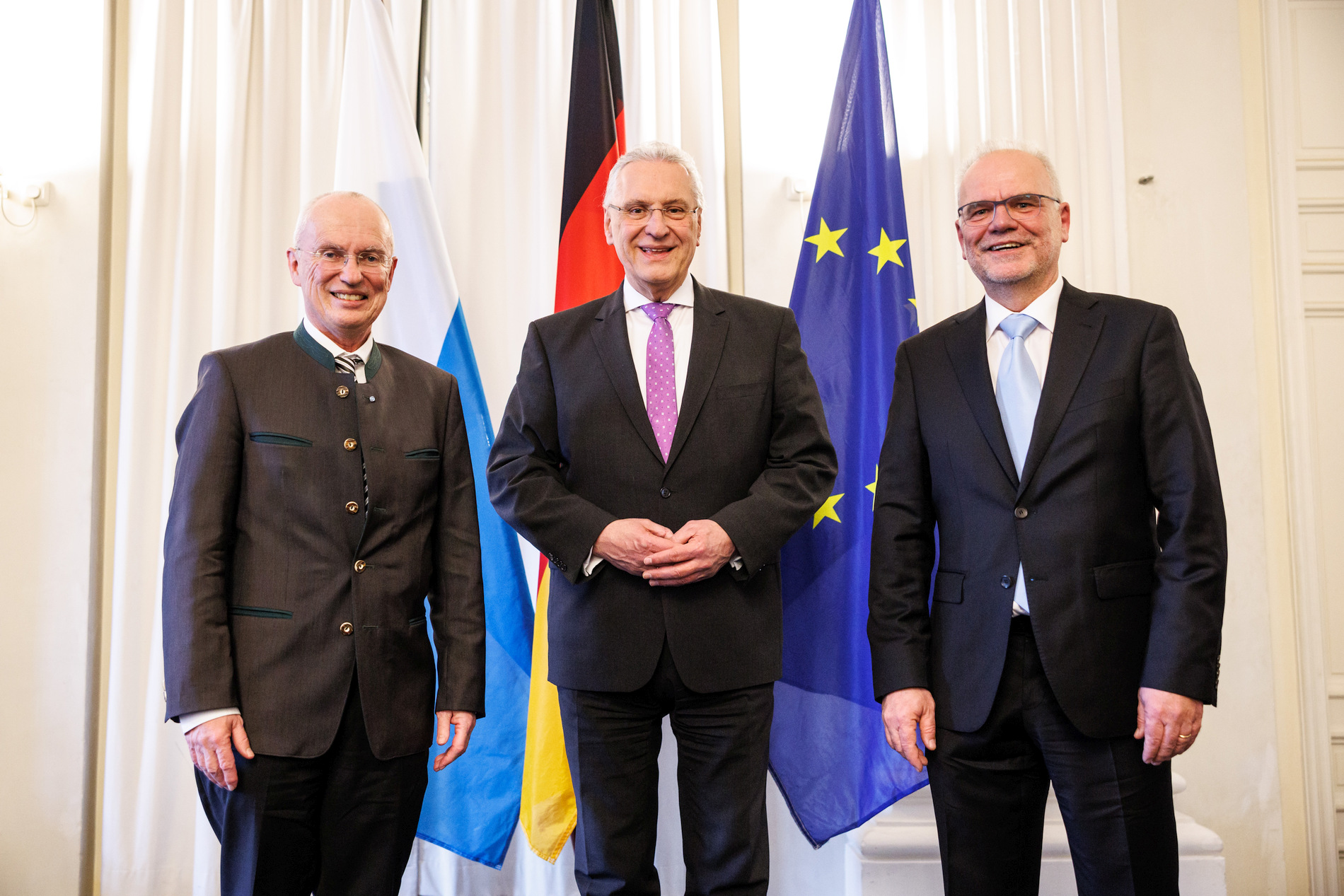 Der höchste Beamte im bayerischen Innenministerium geht in den Ruhestand. Innenminister Joachim Herrmann verabschiedet den bisherigen Amtschef des Innenministeriums Karl Michael Scheufele und führt seinen Nachfolger, den bisherigen Präsidenten der Regierung von Schwaben, Dr. Erwin Lohner, feierlich ins Amt ein