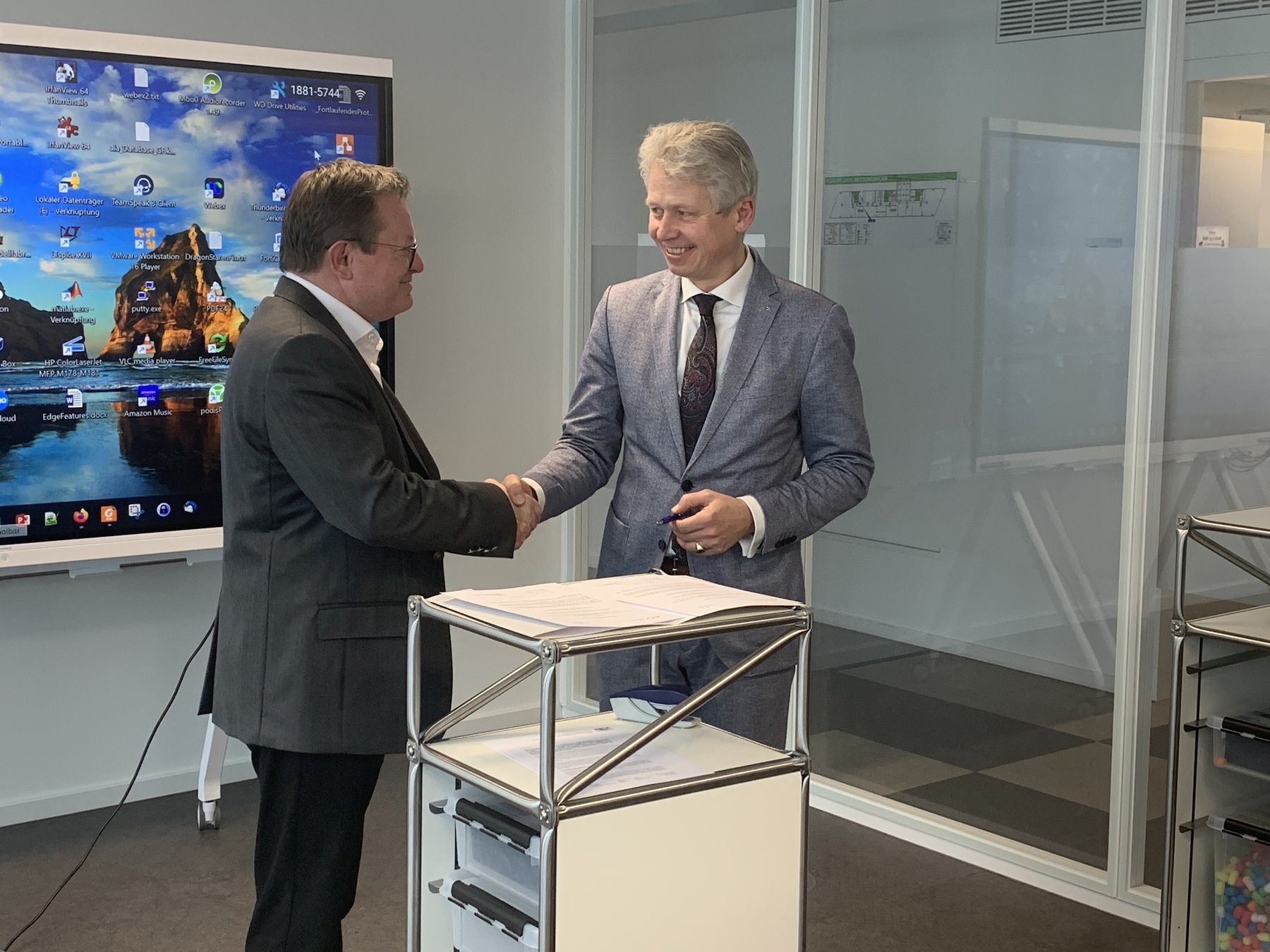Prof. Dr. Erich Bauer (links) und Prof. Dr. Clemens Bulitta (rechts) unterzeichnen die Verlängerung des Kooperationsvertrags Bild: W. Weber (OTH Amberg-Weiden)