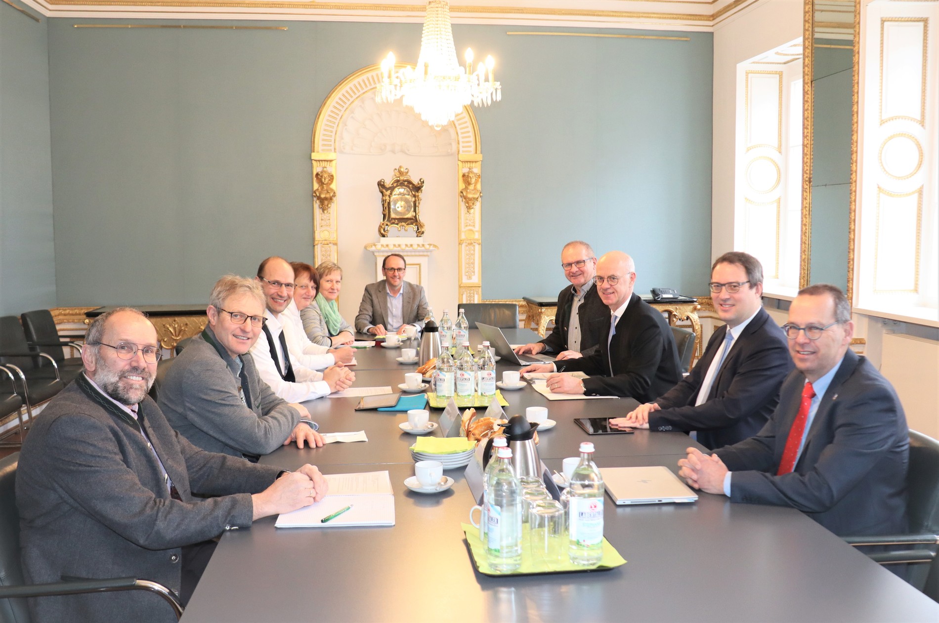 Die neue Spitze des Bauernverbandes in der Oberpfalz beim Treffen an der Regierung der Oberpfalz: (v. l.)
BBV-Direktor Peter Huber, stellvertretender Bezirkspräsident Michael Gruber, Bezirkspräsident Ely Eibisch,
Bezirksbäuerin Rita Götz, stellvertretende Bezirksbäuerin Irmgard Zintl, Bezirksgeschäftsführer Hubert Hofmann,
Bereichsleiter Ernährung und Landwirtschaft, Johannes Hebauer, Regierungspräsident Walter Jonas,
Regierungsvizepräsident Florian Luderschmid, Bereichsleiter Umwelt, Gesundheit, Verbraucherschutz, Horst Schmid.
Foto: Regierung der Oberpfalz