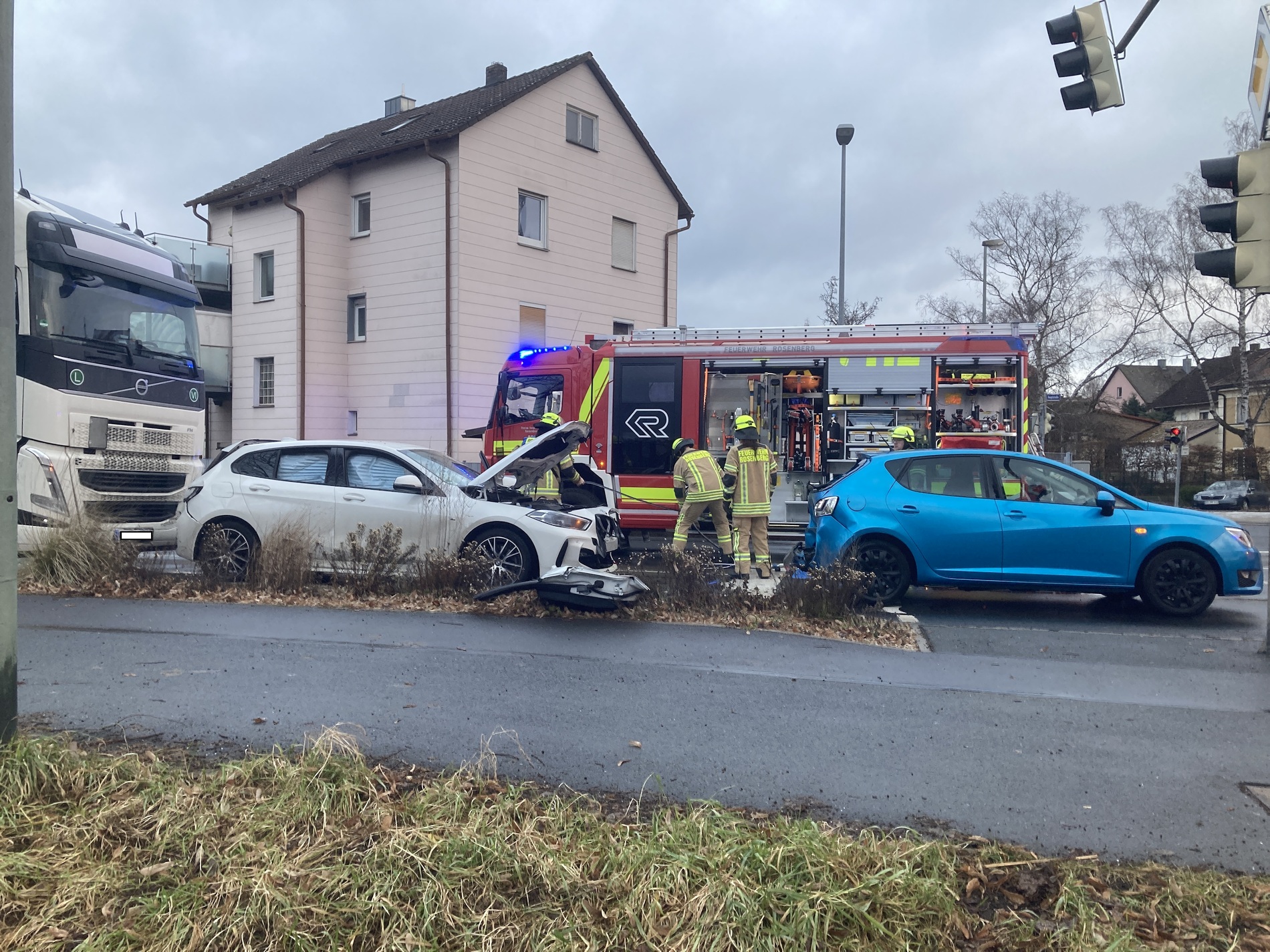 Lkw fährt nahezu ungebremst auf Pkw auf