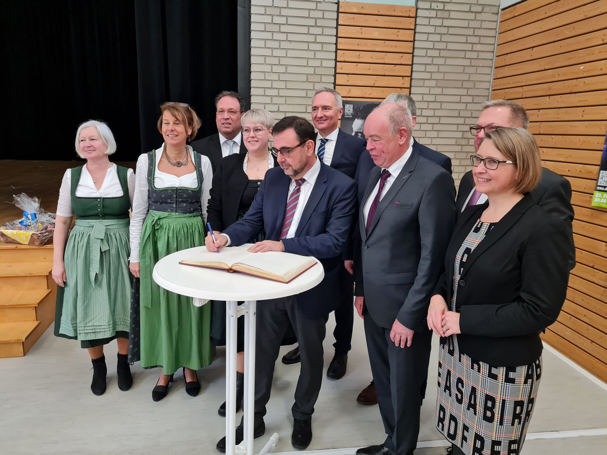 Gesundheitsminister Klaus Holetschek beim Eintrag ins Goldene Buch der Gemeinde Kümmersbruck Foto: Pressedienst Wagner