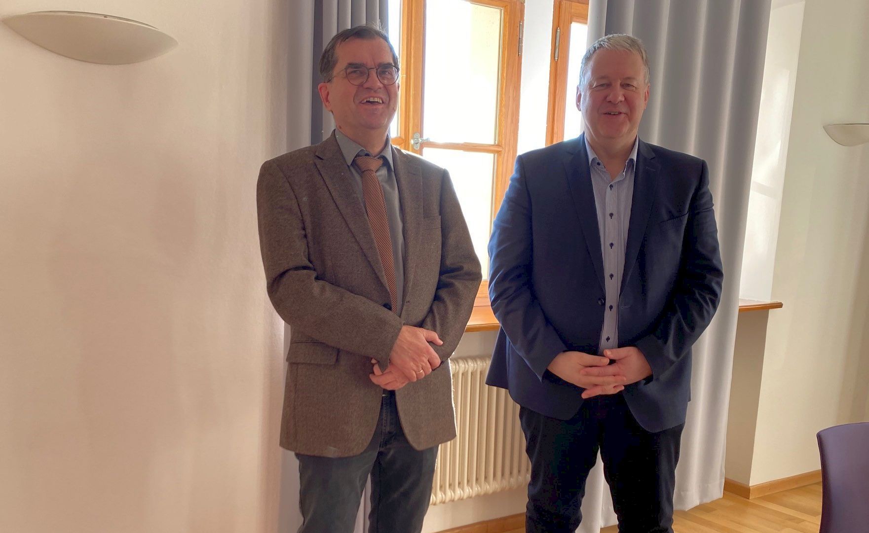 Antrittsbesuch mit viel guter Laune. Der neue Präsent des Amberger Landgerichts, Dr. Stefan Täschner, freut sich mit Landrat Richard Reisinger auf eine vertrauensvolle Zusammenarbeit (von links) Foto: Martina Beierl