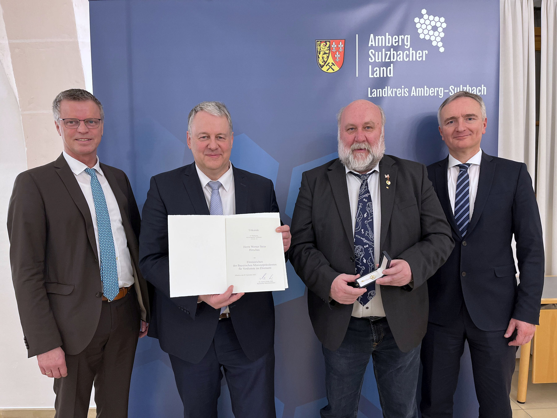 Landrat Richard Reisinger (2.v.li.) und MdL Dr. Harald Schwartz (1.v.re.) händigten das Ehrenzeichen des Bayerischen Ministerpräsidenten an Werner Stein (3.v.li.) aus. Bürgermeister Hermann Falk war der erste Gratulant Foto: Christine Hollederer