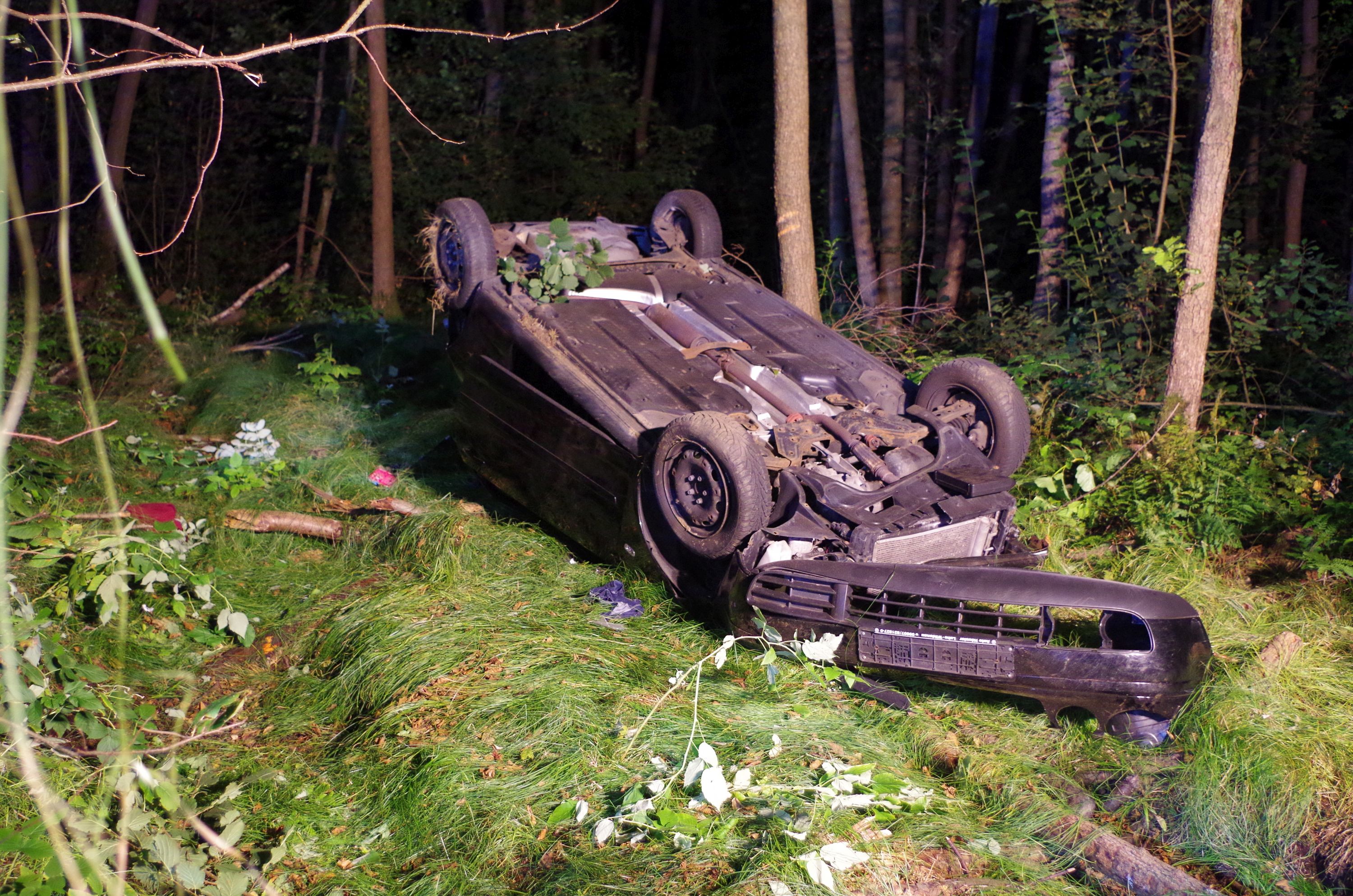 Auto überschlägt sich bei Bruck