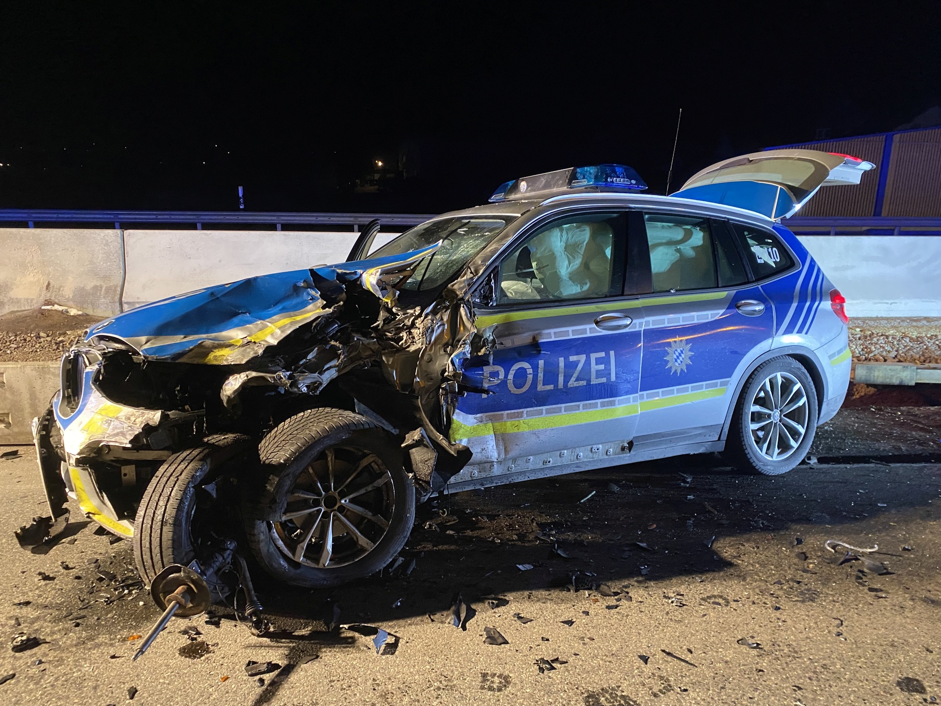 Kleintransporter kracht bei Roding frontal in Streifenwagen