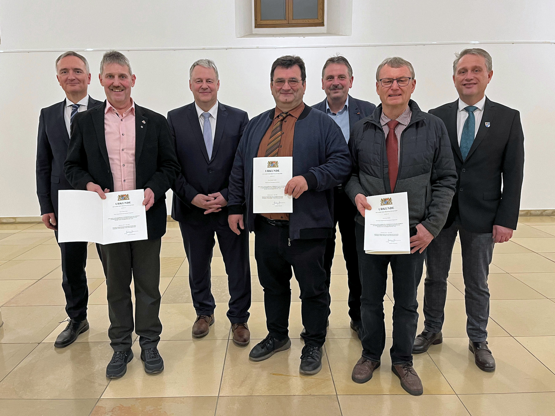 Landrat Richard Reisinger (3.v.li.) händigte die Kommunale Dankurkunde an Bürgermeister Reiner Pickel (2.v.li.), Richard Leißner (4.v.li.) und Kurt Köhler (6.v.li.) aus. Es gratulierten MdL Dr. Harald Schwartz (1.v.li.) und die Bürgermeister Hermann Mertel (3.v.re.) und Hermann Böhm (1.v.re.) Foto: Christine Hollederer