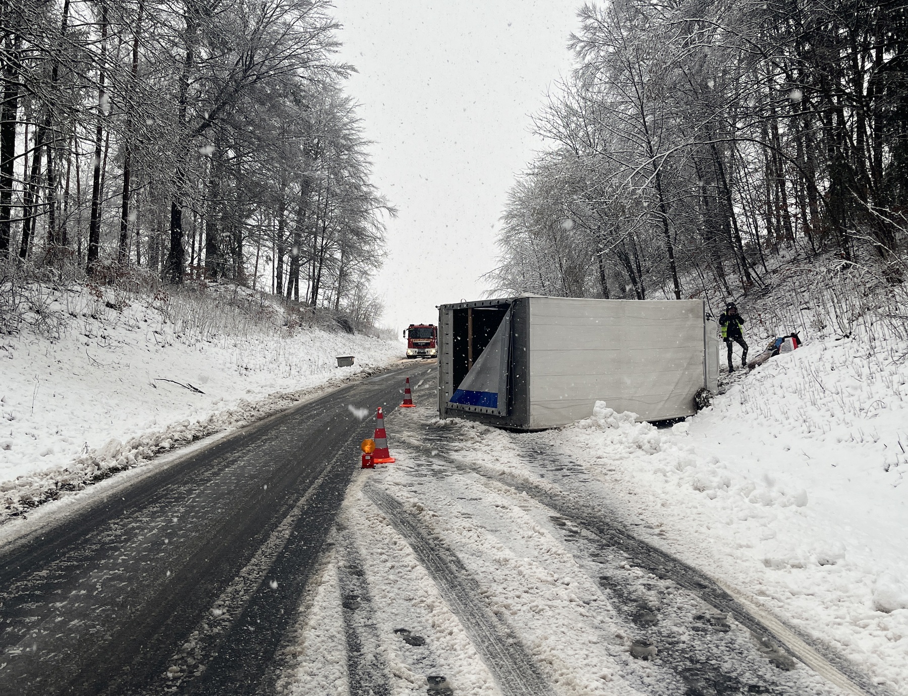 Umgestürzter Kleintransporter bei Ursensollen Foto: Polizei Amberg