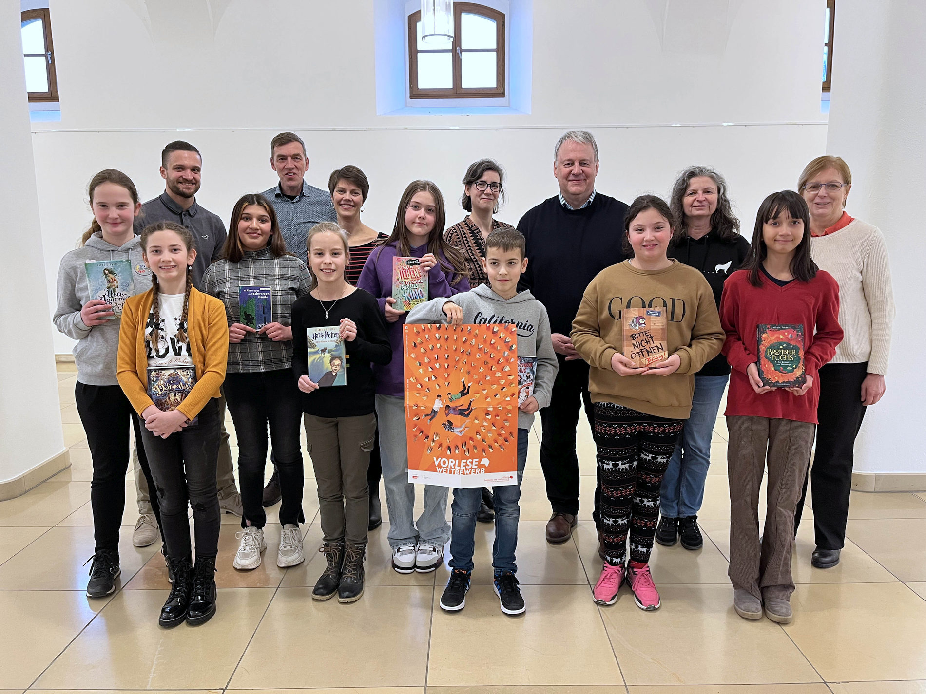 Die Jury um Landrat Richard Reisinger (5.v.re.) entschied sich für Laura Übler (6.v.li.) als Kreissiegerin des Vorlesewettbewerbs. Vordere Reihe v.li.: Sarina Roppelt, Johanna Dobner, Hanan Alhussein, Laura Übler, Marie Kratzer, Andreas Meier, Luana Rentzsch, Mona Carolin Kredler Hintere Reihe v.li.: Billy Süß (Geschäftsführer KJR Amberg-Sulzbach), Ralf Volkert (Buchhandlung Volkert), Christine Hollweck (Leiterin Stadtbibliothek Sulzbach-Rosenberg), Eva Mittag (2. Vorsitzende KJR Amberg-Sulzbach), Landrat Richard Reisinger, Patricia Preuß (Leiterin Literaturhaus Oberpfalz), Hannelore Dorner (Buchhandlung Dorner) Foto: Christine Hollederer