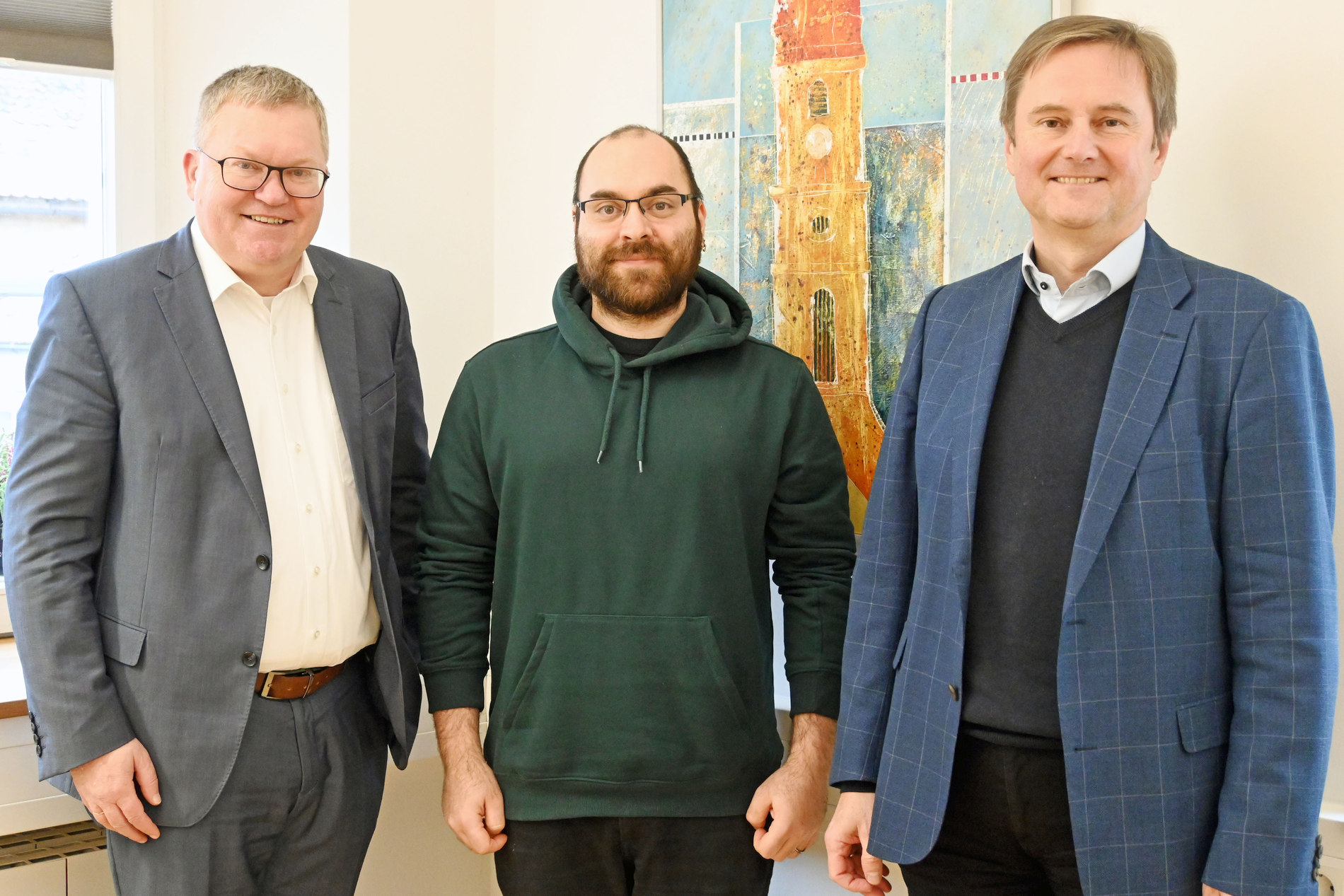 Der neue Klimaschutzmanager der Stadt Amberg Christoph Dereser (Mitte) mit Oberbürgermeister Michael Cerny (links) und Leiter des Referates für Recht, Umwelt und Personal Dr. Bernhard Mitko Foto: Susanne Schwab, Stadt Amberg